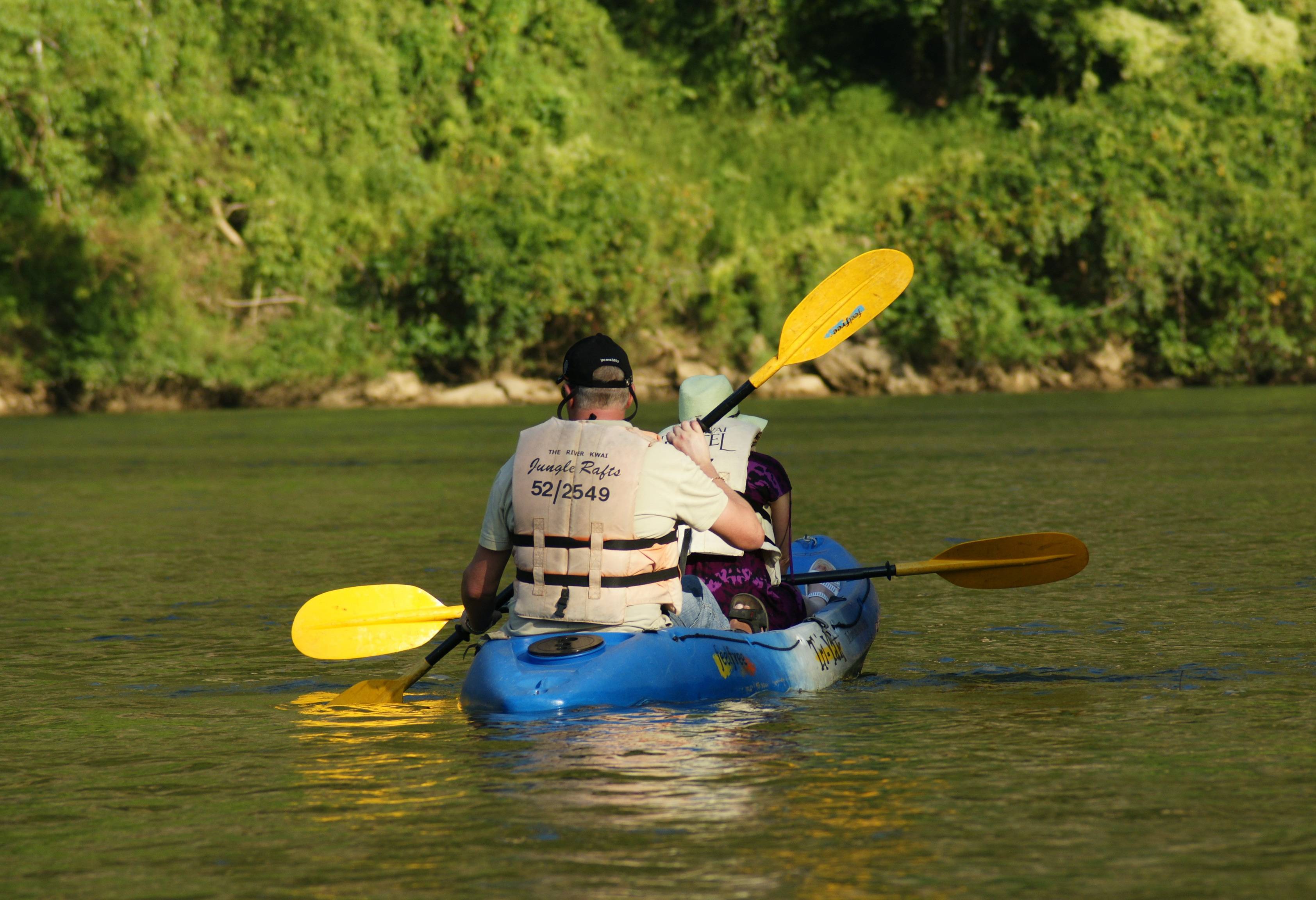 Kanoën bij de River Kwai Jungle Rafts in Kanchanaburi, Thailand