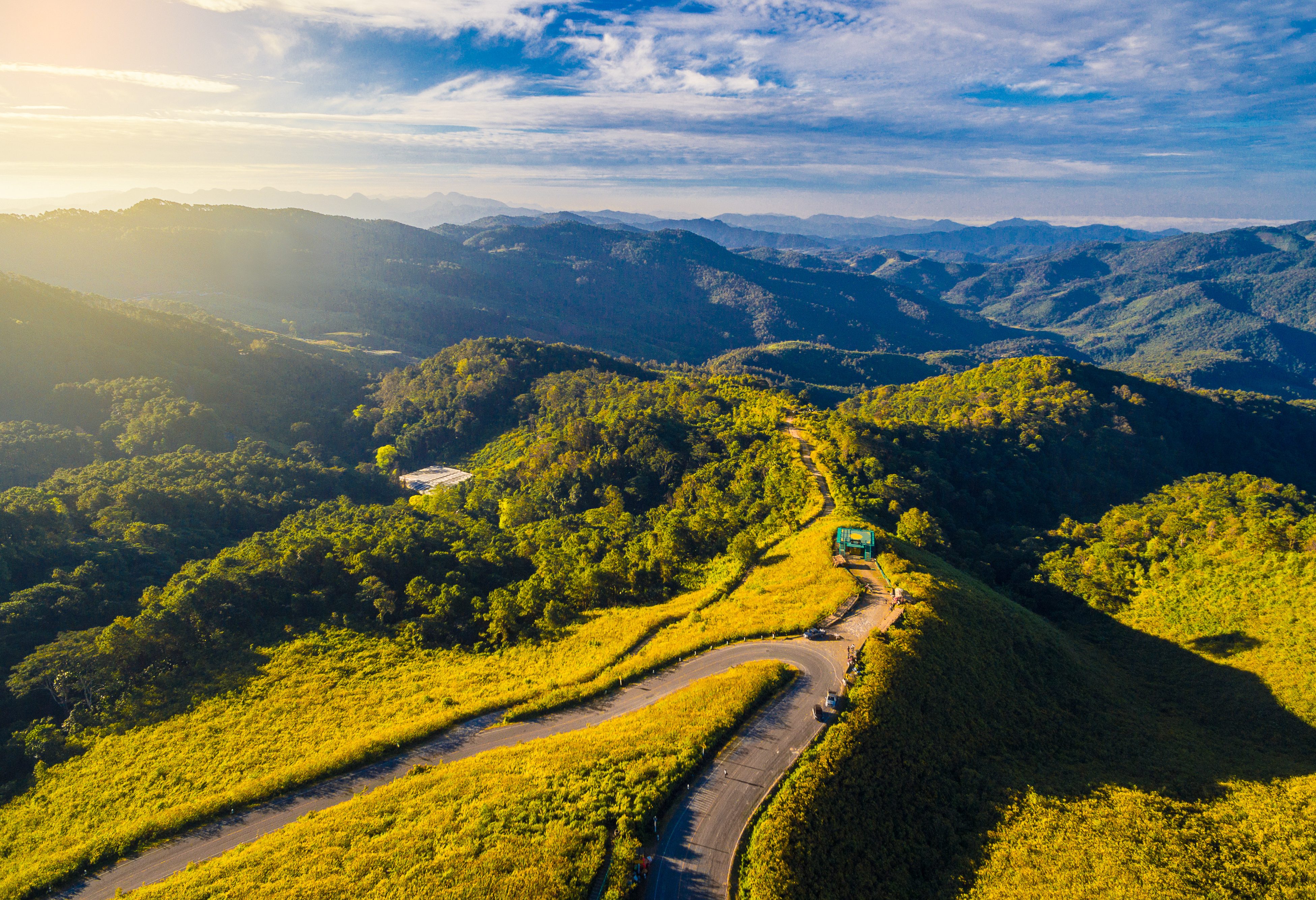 Bochtige bergwegen in de regio Mae Hong Son in Thailand