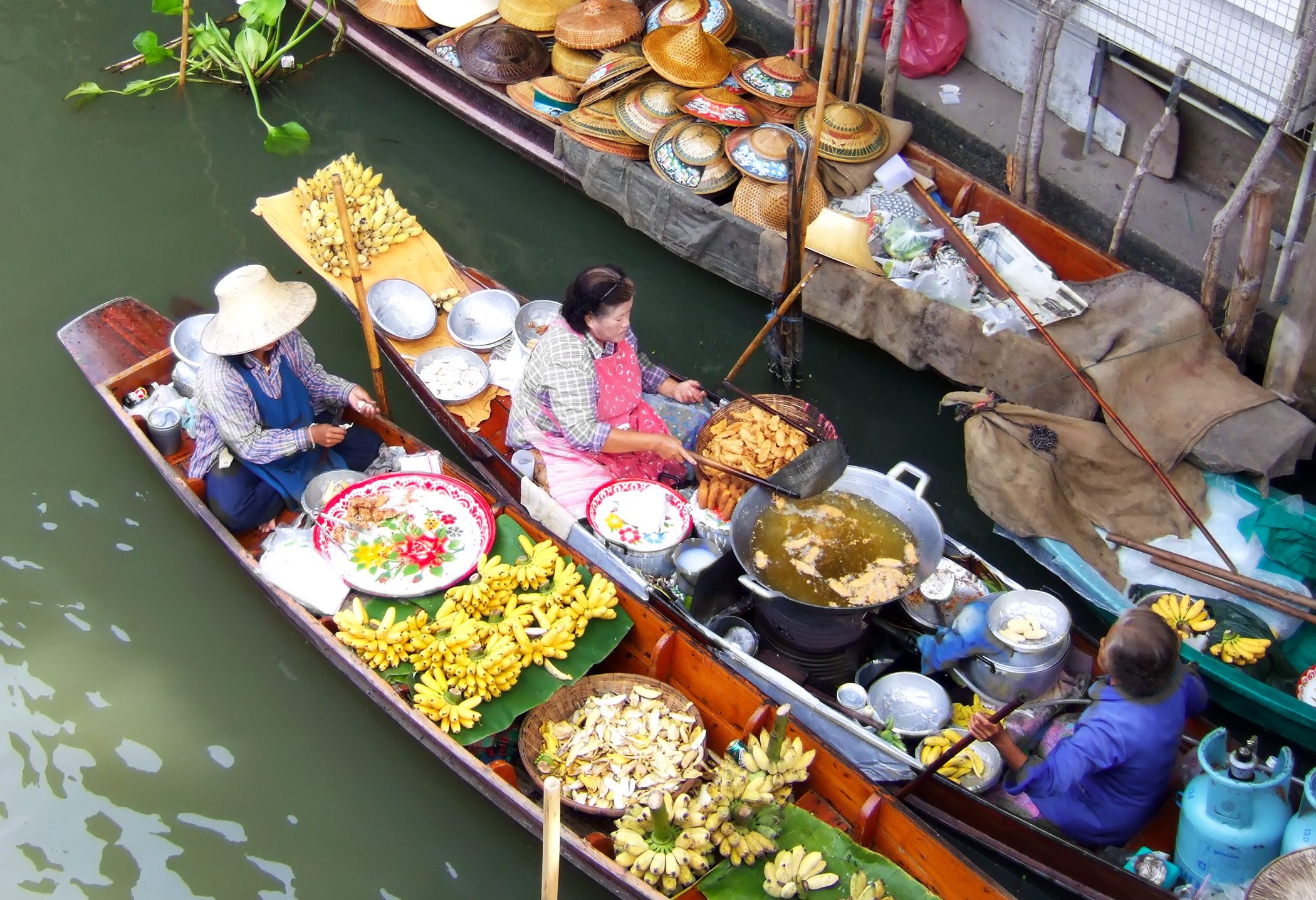 Damnoen Saduak drijvende markt in Thailand