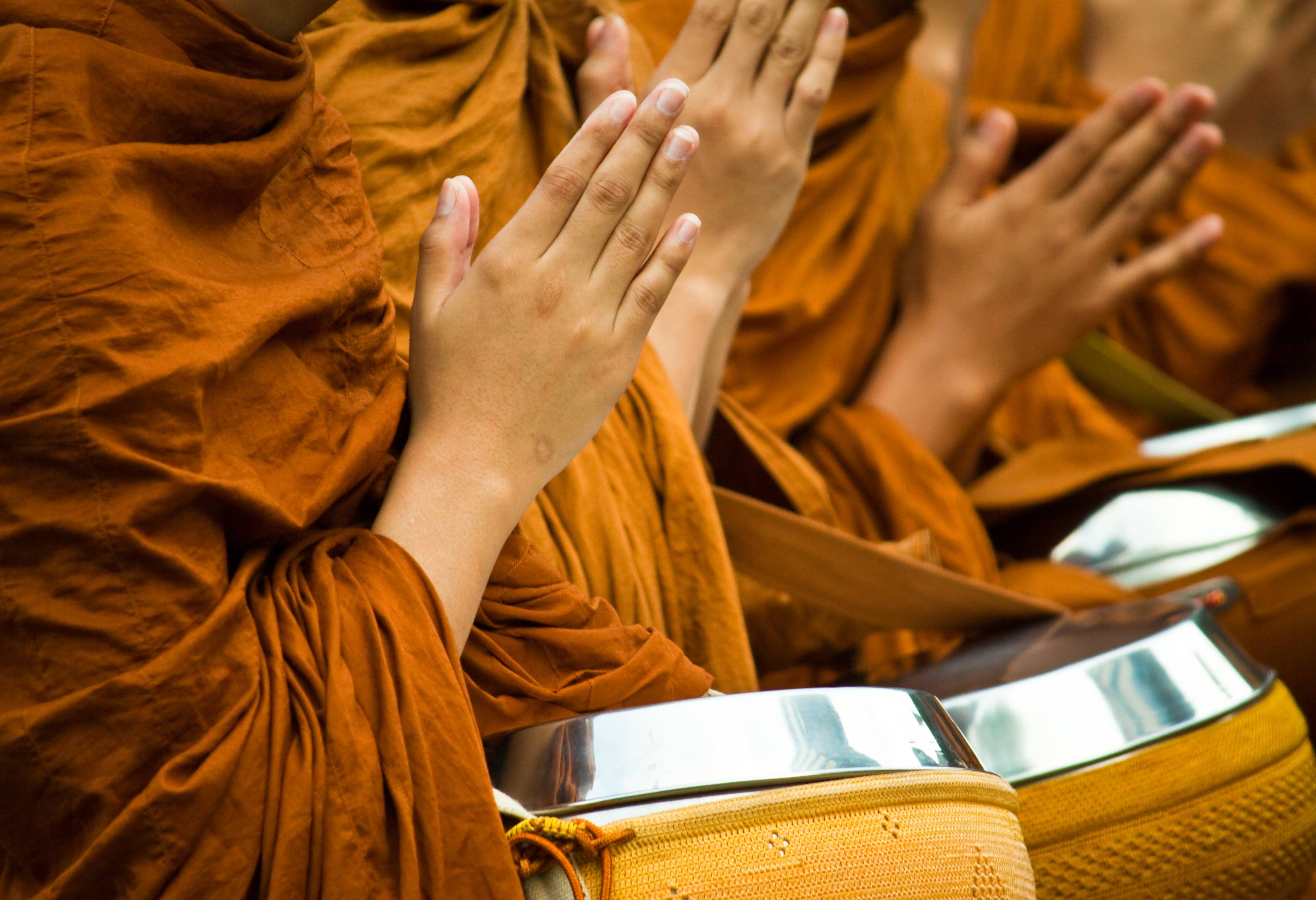 Aalmoezenronde van monniken in Thailand