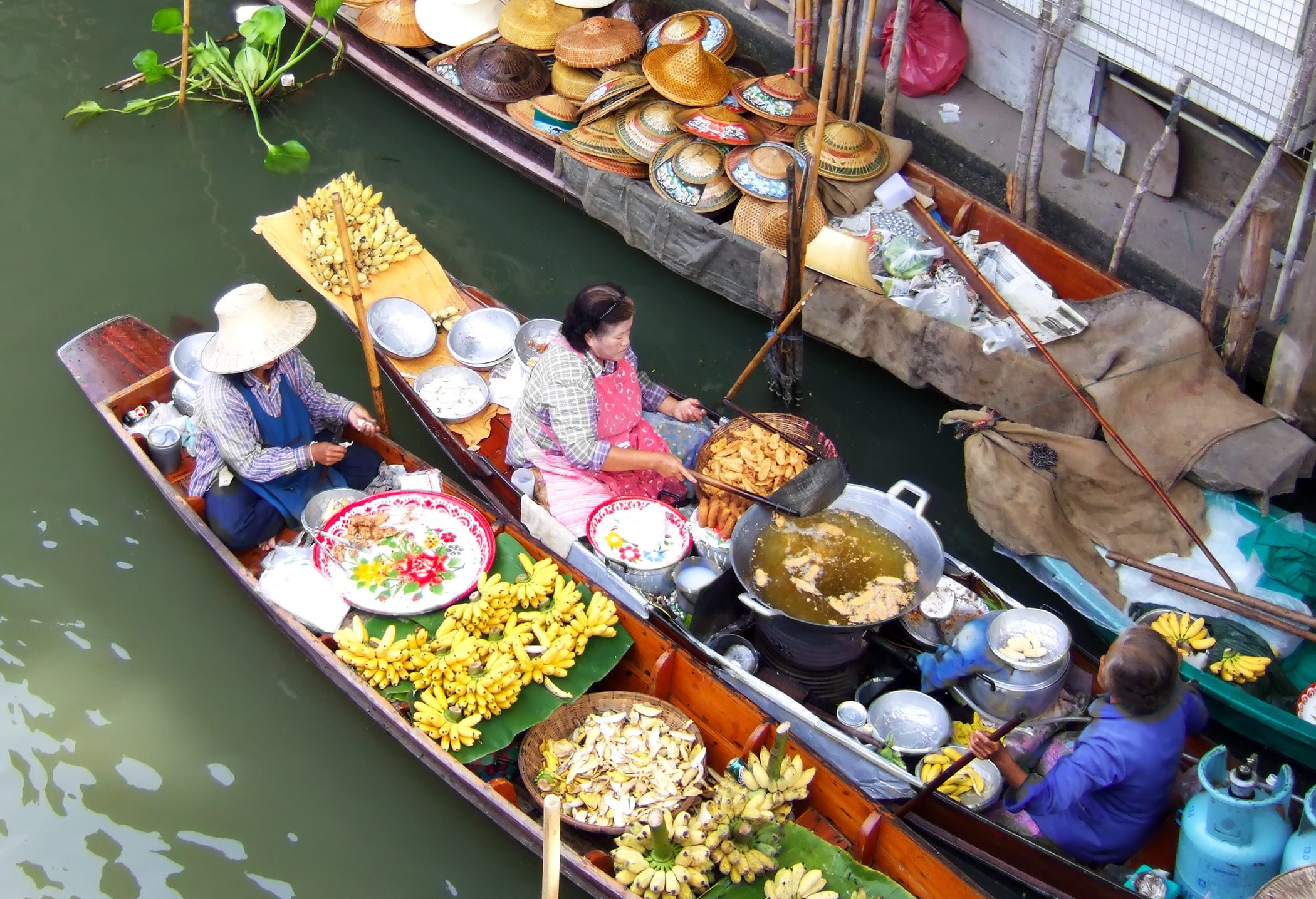 Damnoen Saduak drijvende markt in Thailand