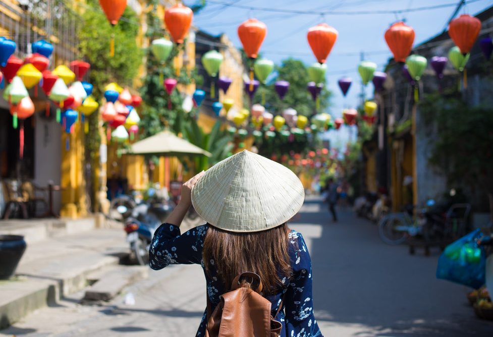 Wandelen door het oude centrum van Hoi An in Vietnam