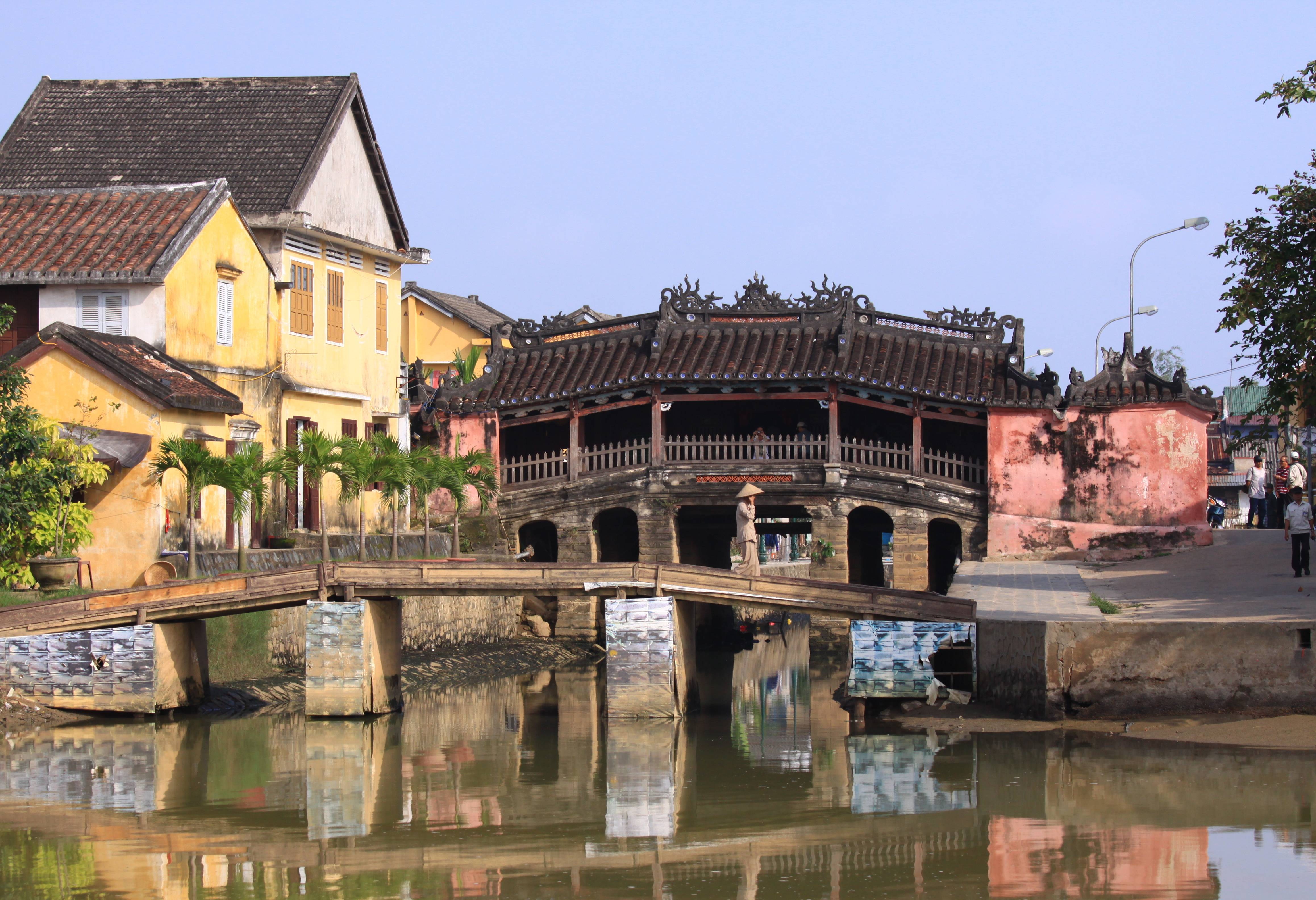 De Japanse brug in het oude centrum van Hoi An, Vietnam