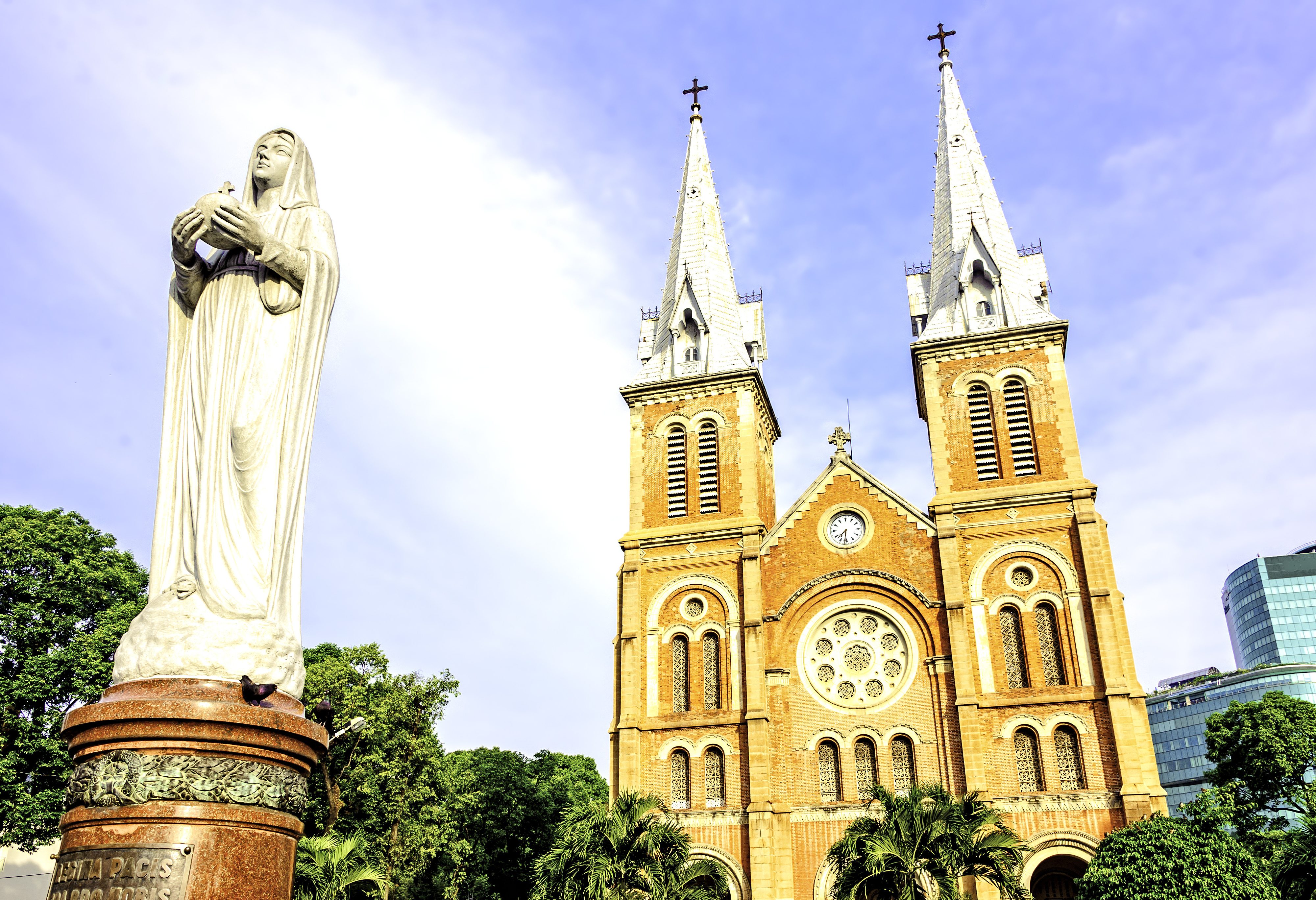De Notre Dame basiliek in Ho Chi Minh Stad, Vietnam