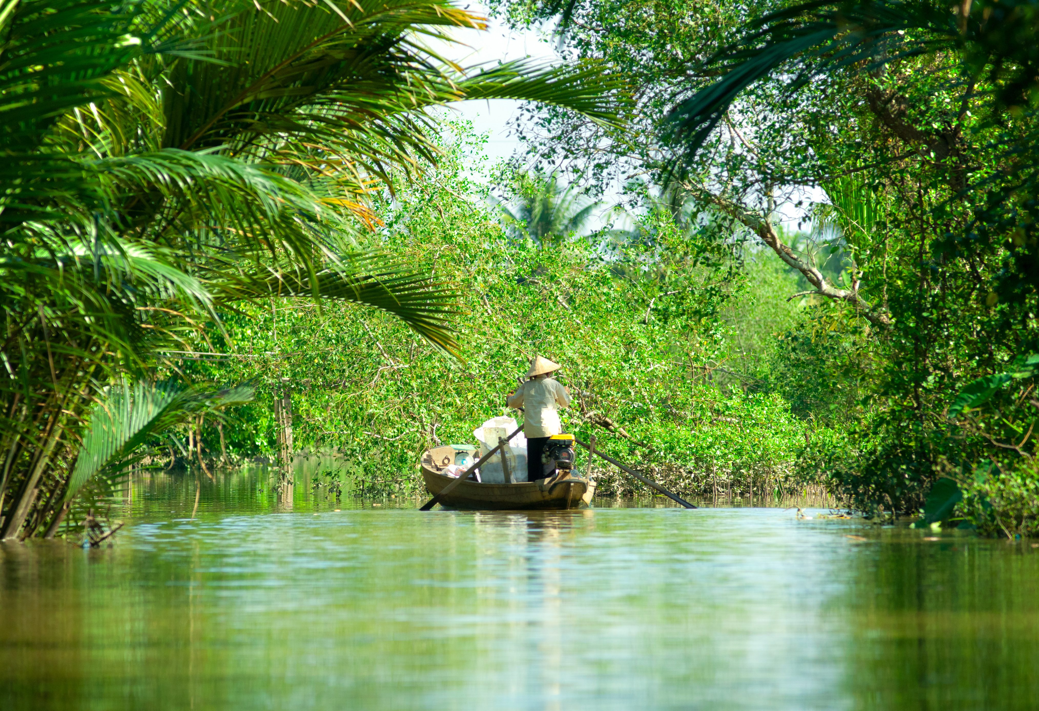Varen per roeibootje door de kanaaltjes van de Mekong Delta in Vietnam