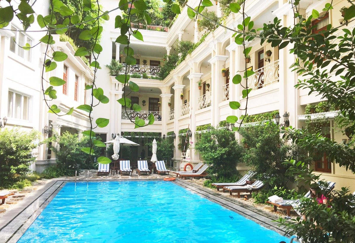 Zwembad van het Grand Hotel Saigon in Ho Chi Minh Stad, Vietnam