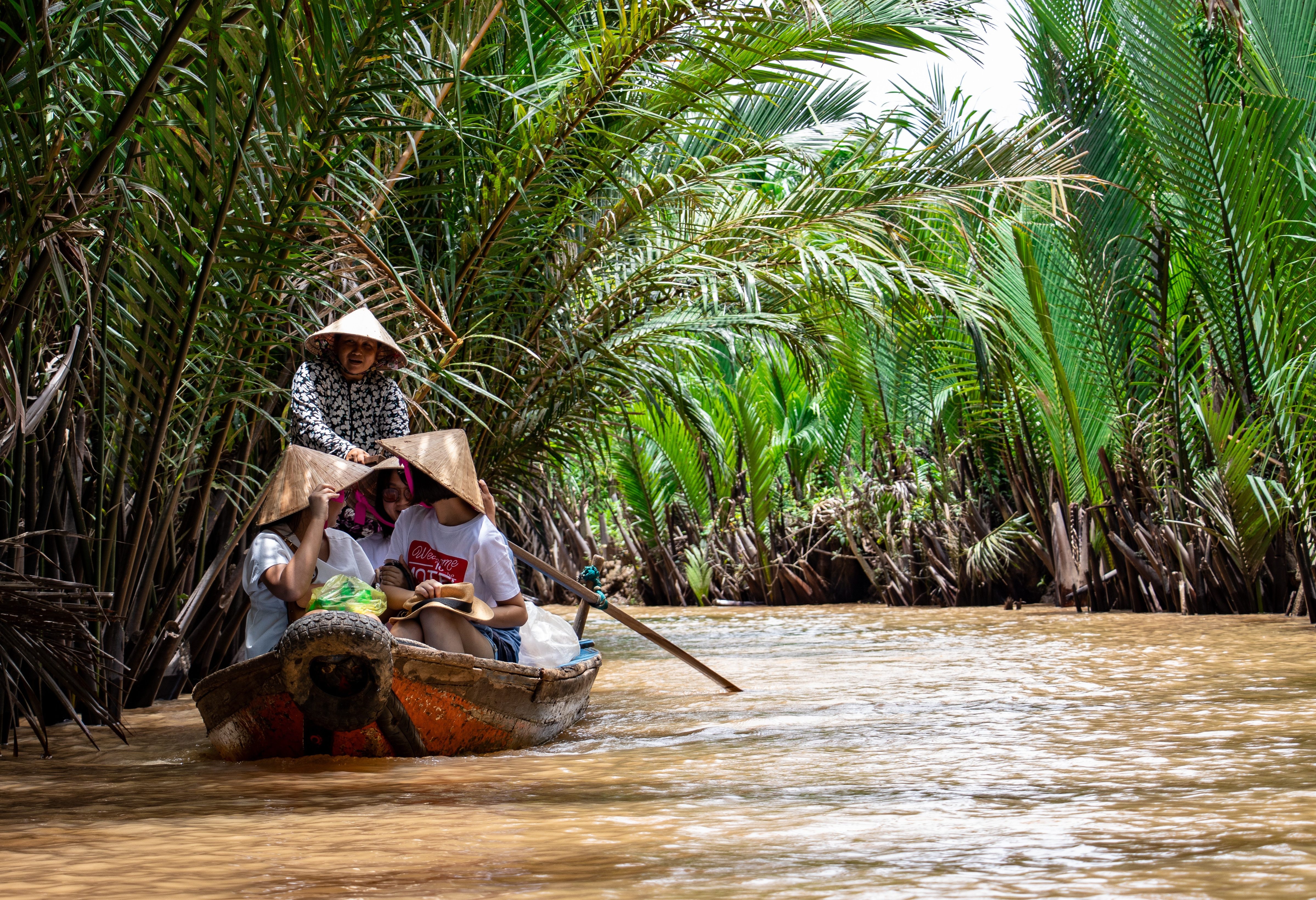 Varen door de kanaaltjes in de Mekong Delta in Vietnam