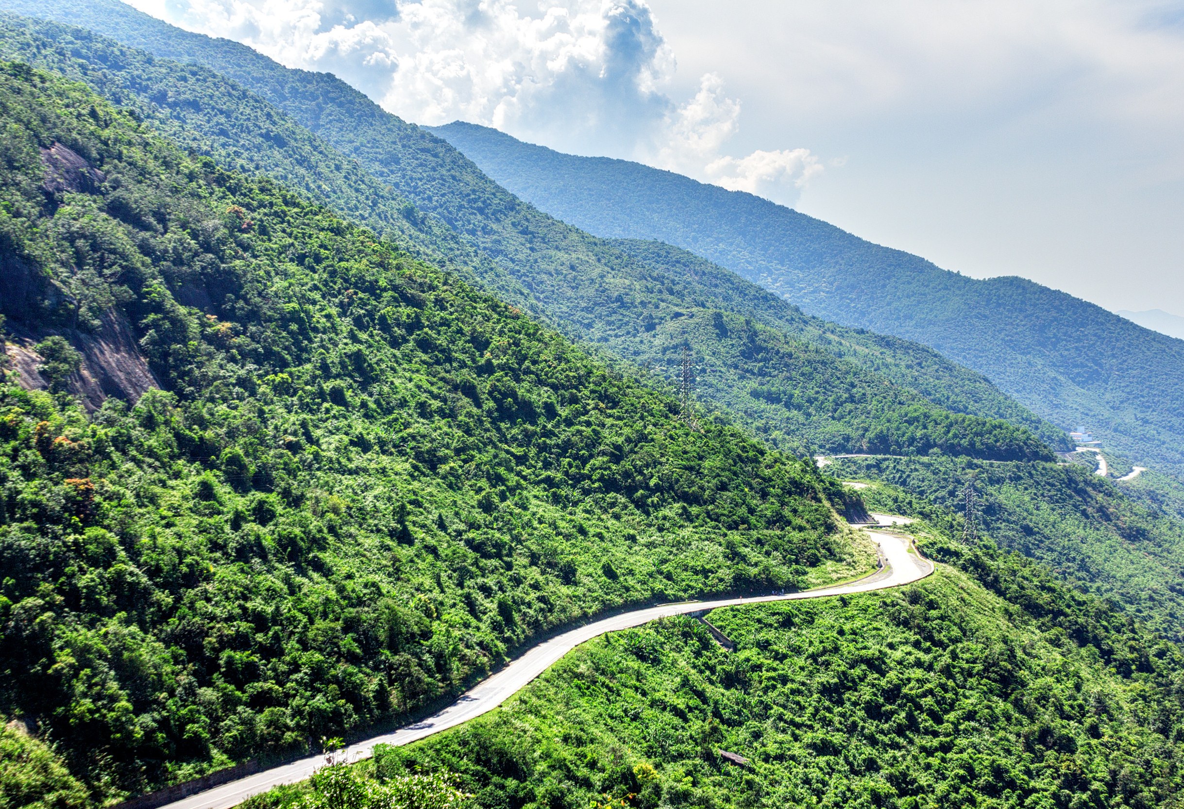 Hai Van Pass of Wolkenpas van Hue naar Hoi An in Vietnam