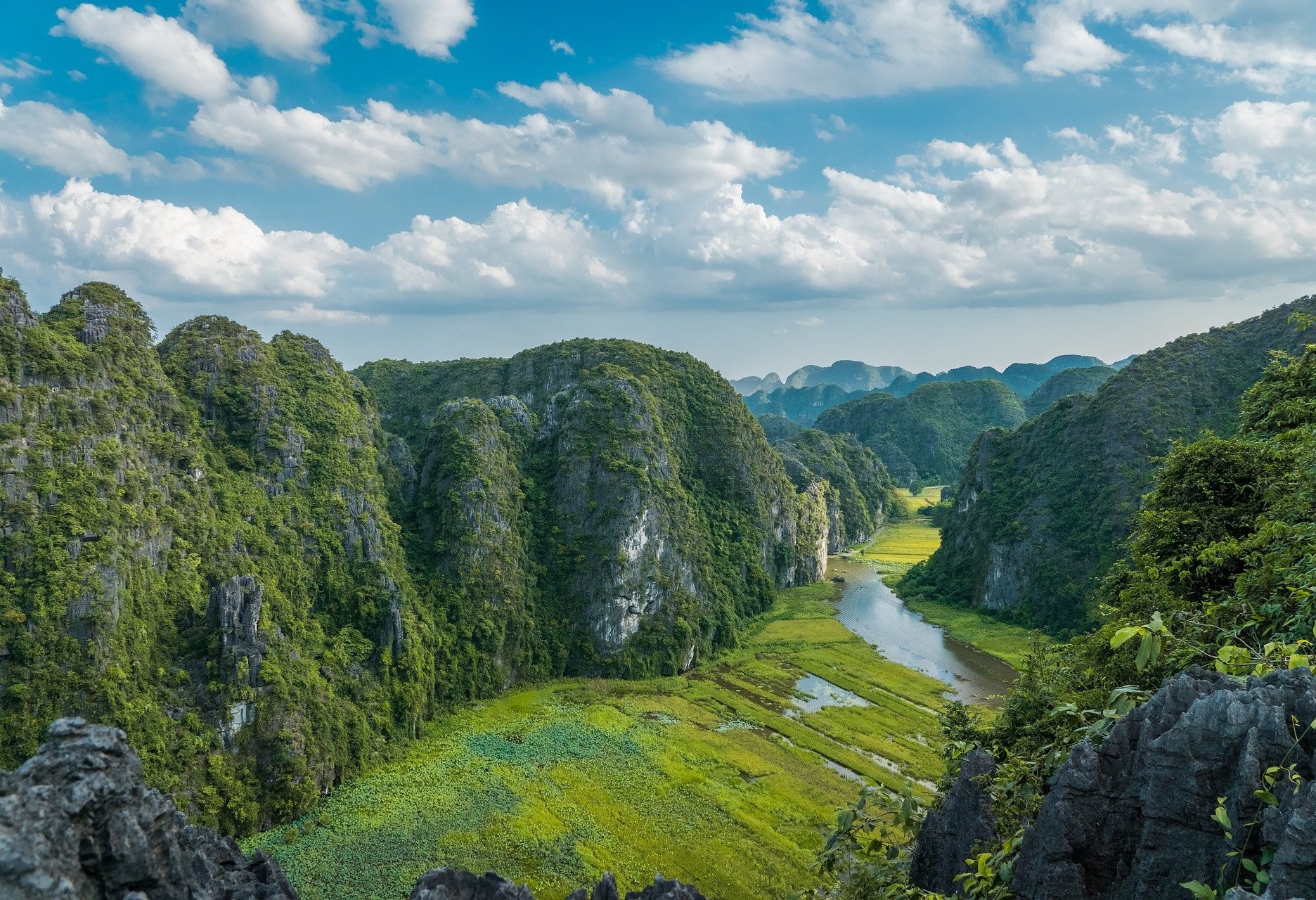 Uitzicht over de droge Halong Bay in de regio Ninh Binh, Vietnam