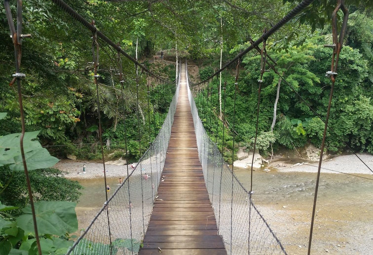 Touwbrug naar accommodatie Tangkahan Sumatra