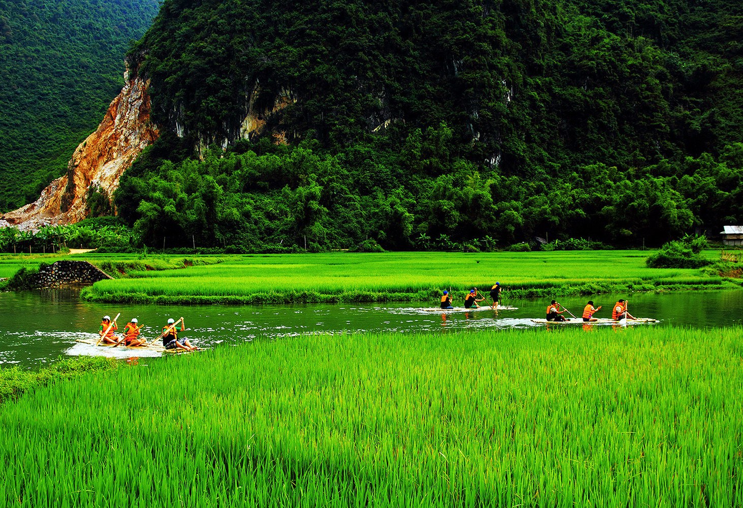 Varen op bamboerafts in Mai Chau, Vietnam