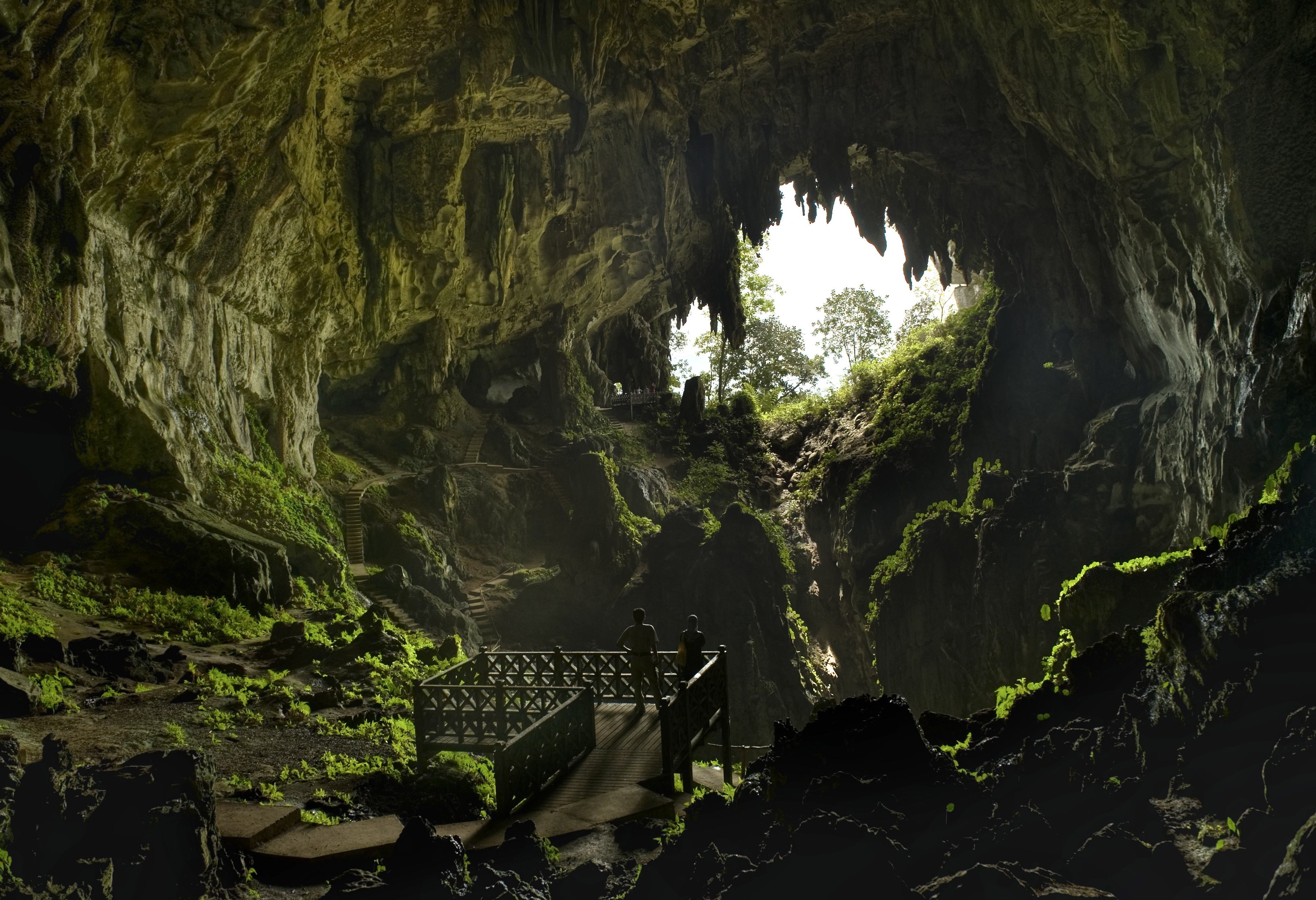 Left cave. Уинд-Кейв. Грот Саравак. Парк мулу Борнео. Малайзия Кучинг пещера Fairy Cave.