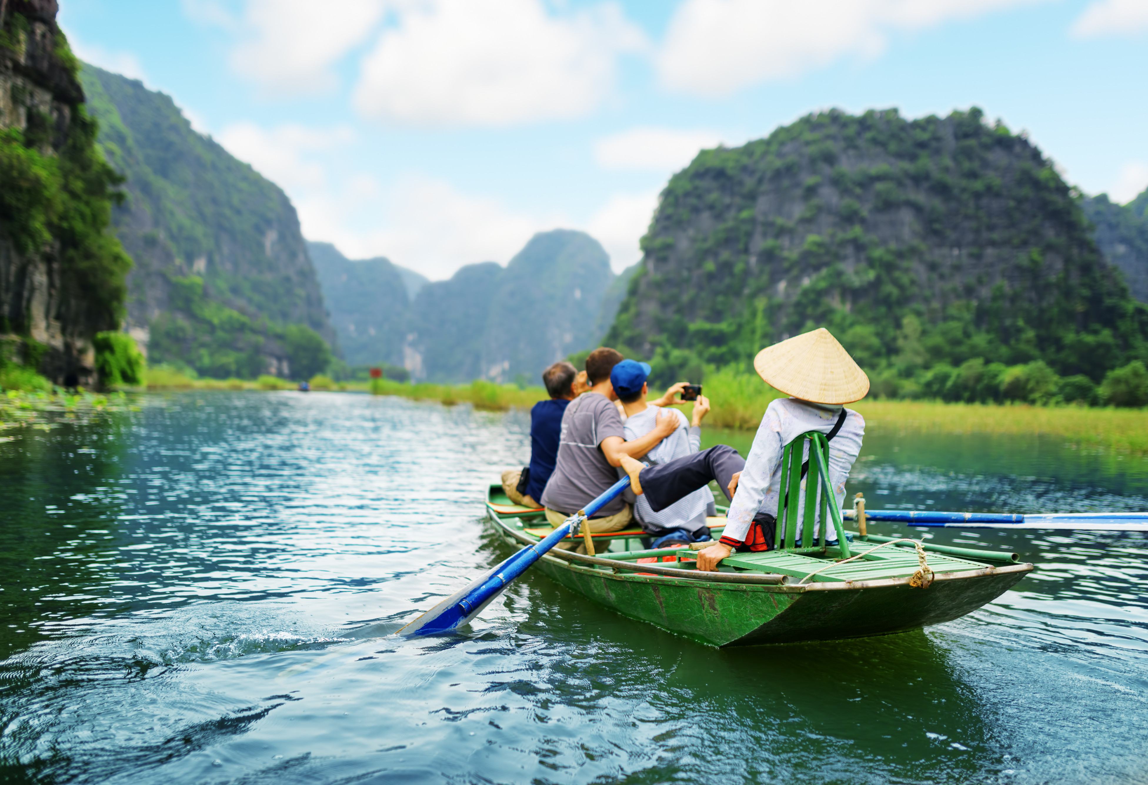 Varen door de droge Halong Bay in Ninh Binh, Vietnam