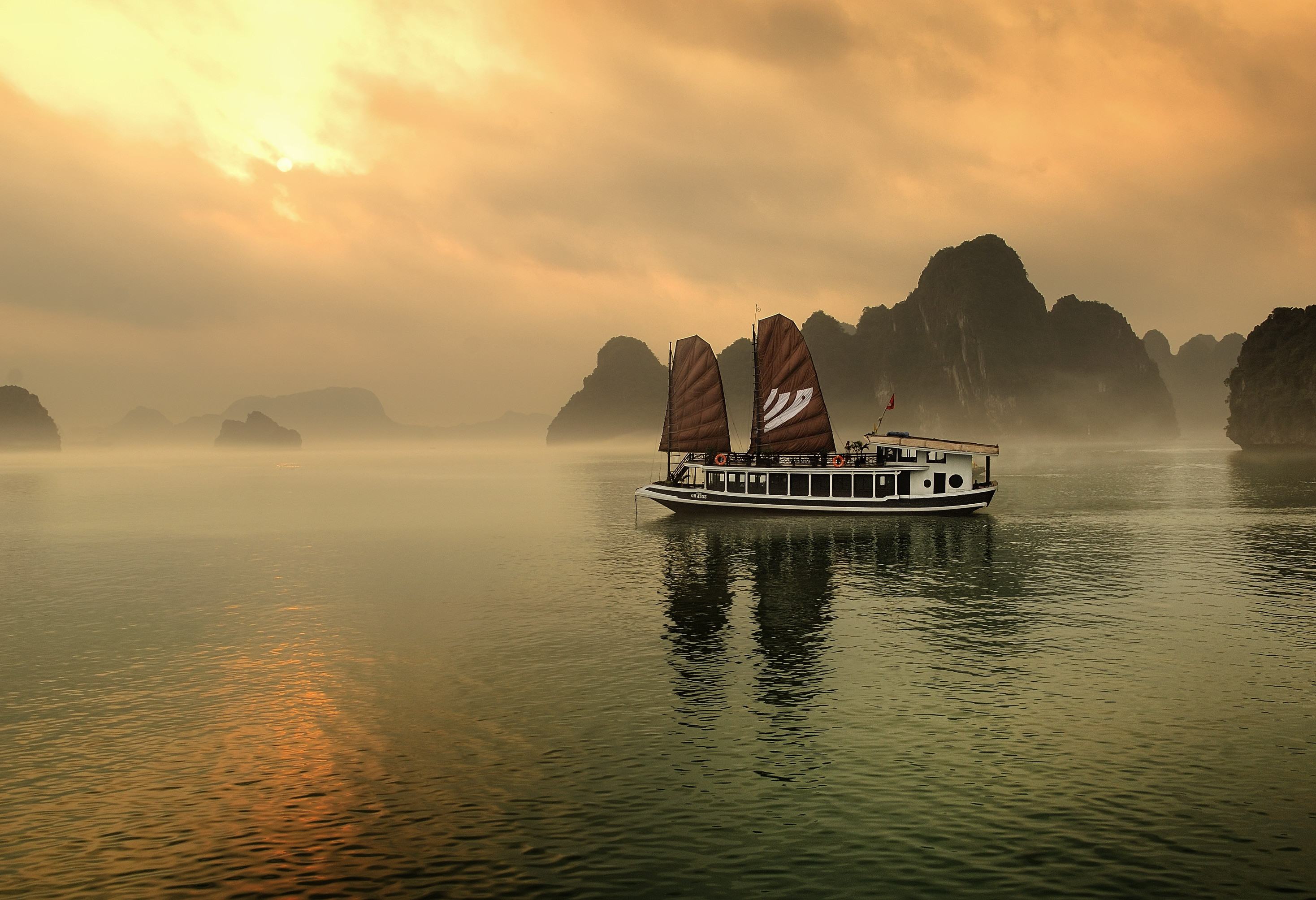 Halong Bay cruise per Bhaya Legend in Vietnam