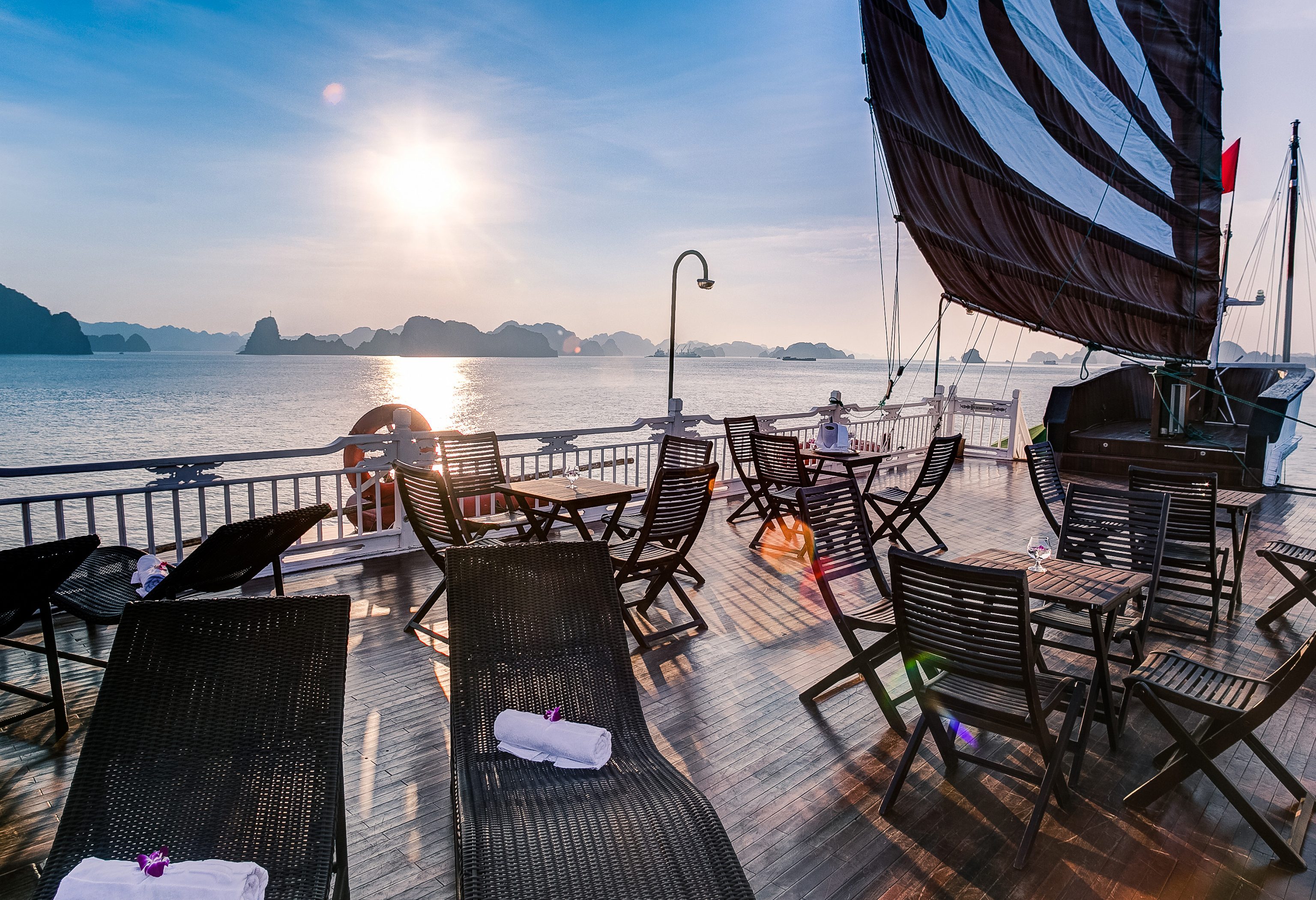 Zonnedek van de Bhaya Classic Cruise in Halong Bay, Vietnam