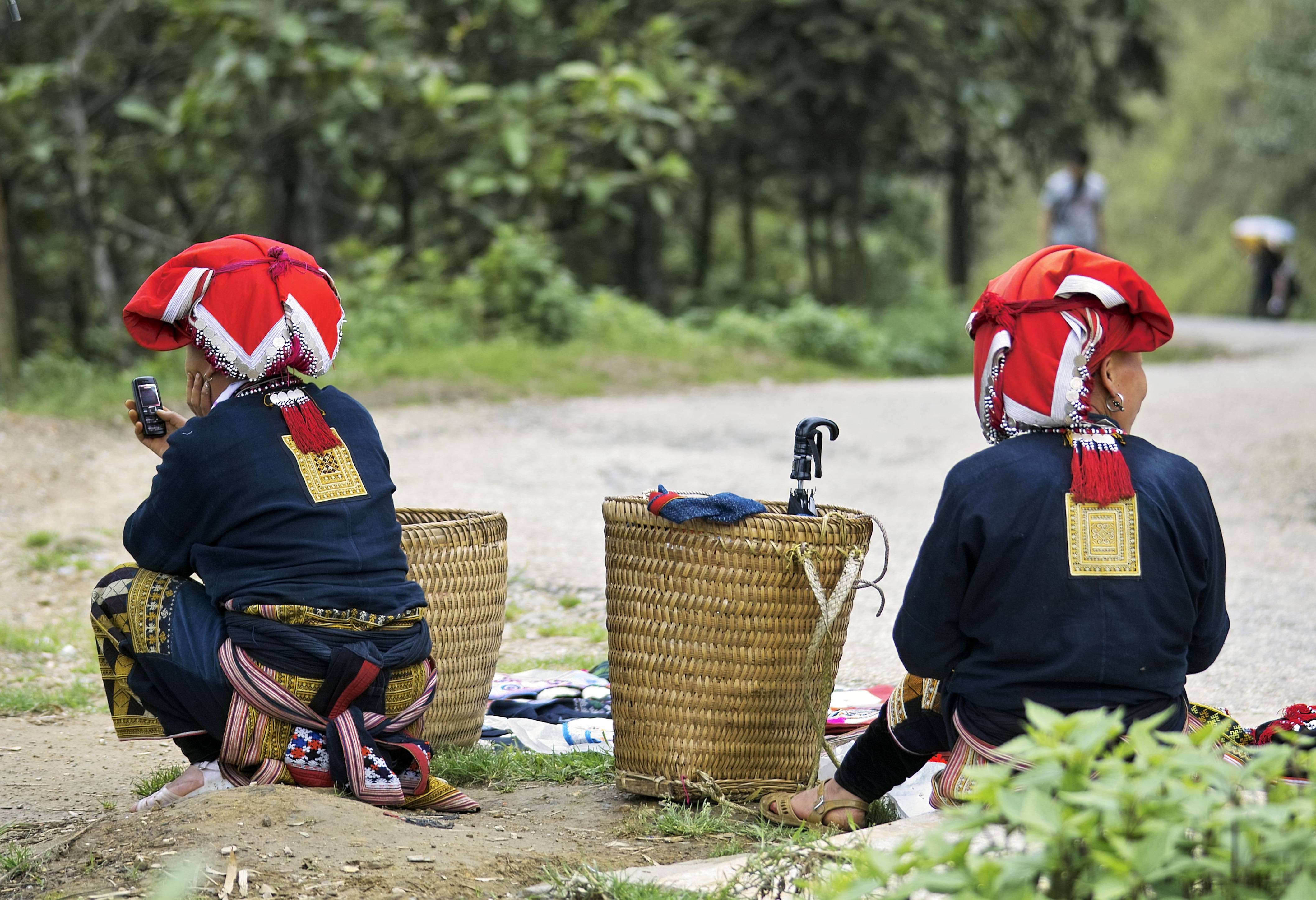 Vrouwen van het Red Dzao volk in de regio Sapa, Vietnam