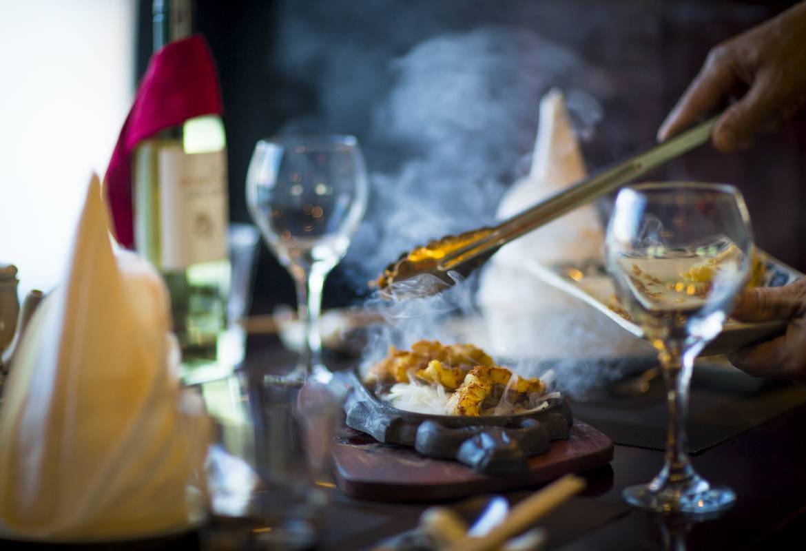 Heerlijk eten tijdens de cruise in Bai Tu Long Bay in Vietnam