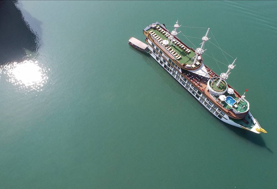De Dragon Legend Cruise in Bai Tu Long Bay in Vietnam
