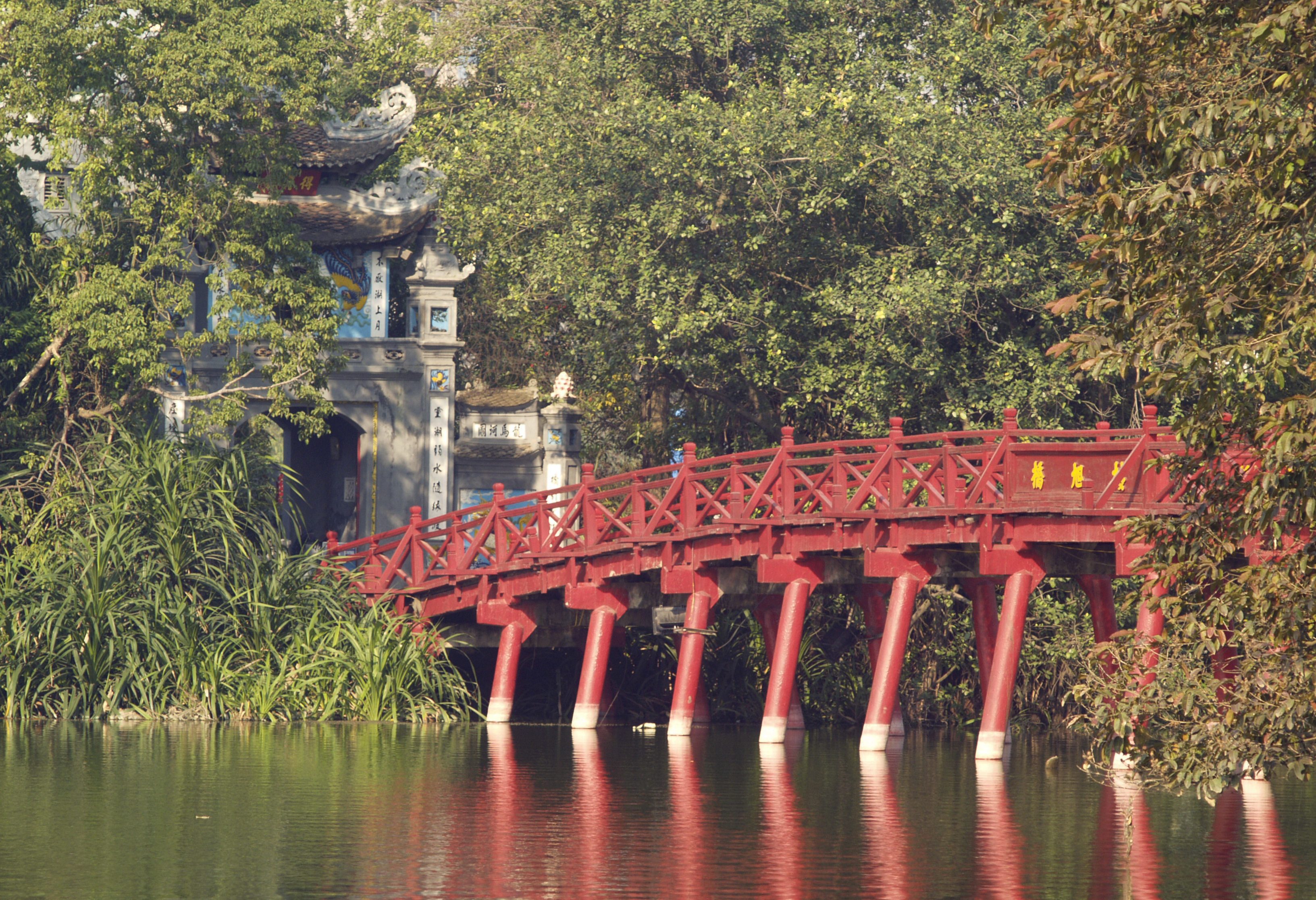 Huc Bridge bij het Hoan Kiem meer in Hanoi, Vietnam