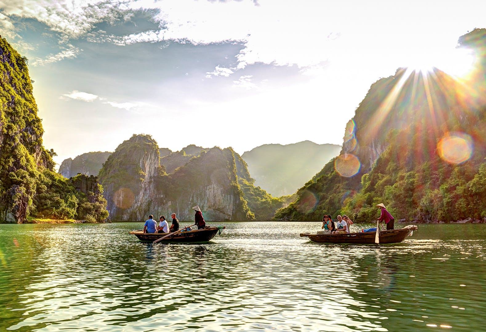 Varen per sampan door Halong Bay in Vietnam