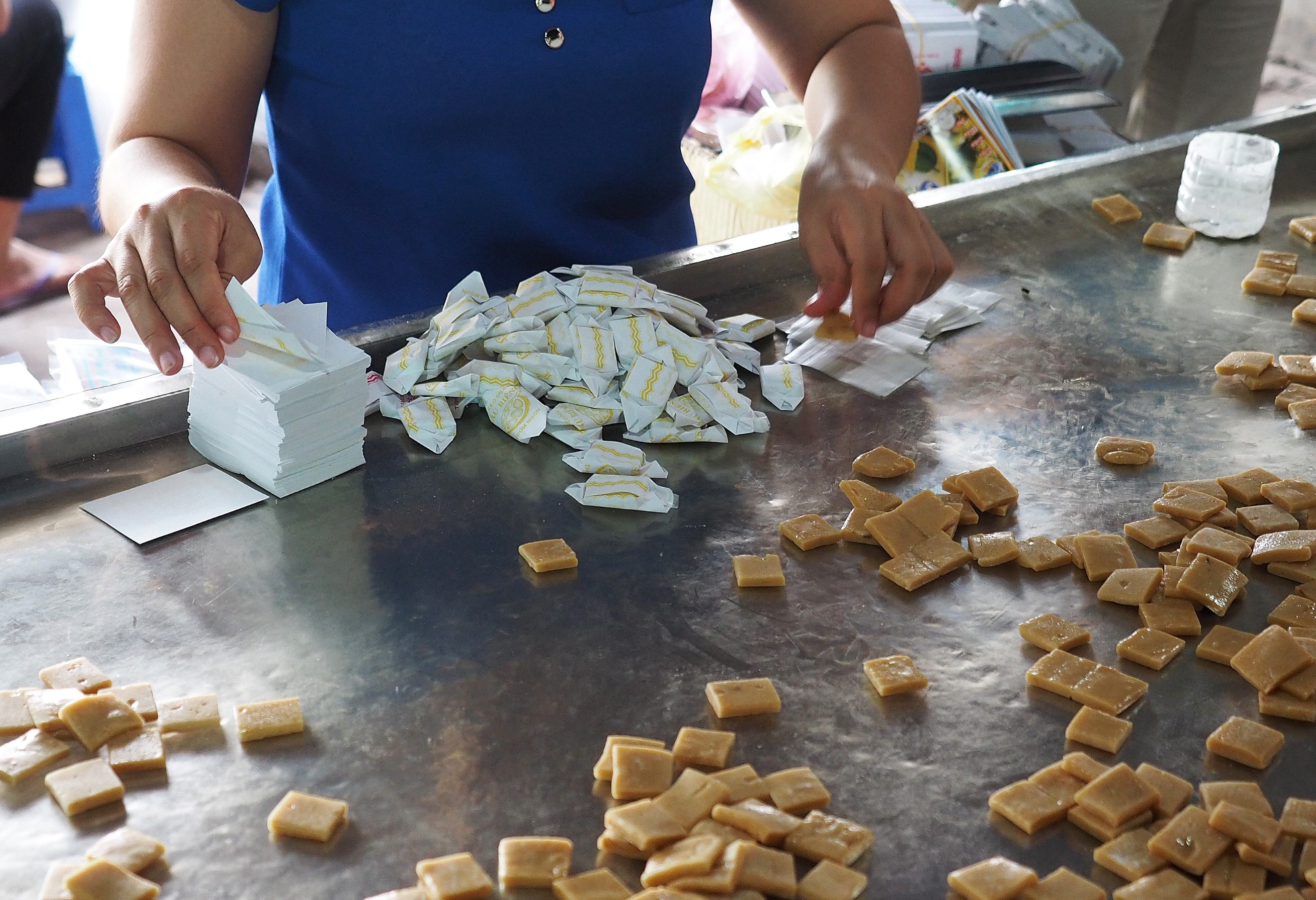 Fabriekje voor kokossnoepjes in de Mekong Delta in Vietnam