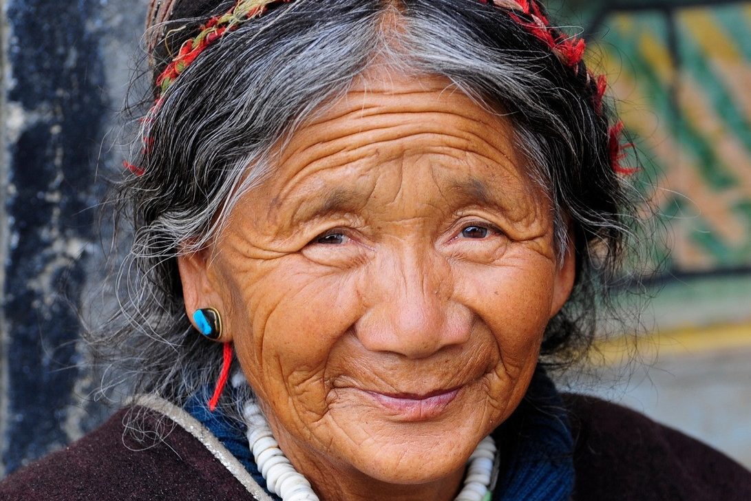 Oude dame in Tibet