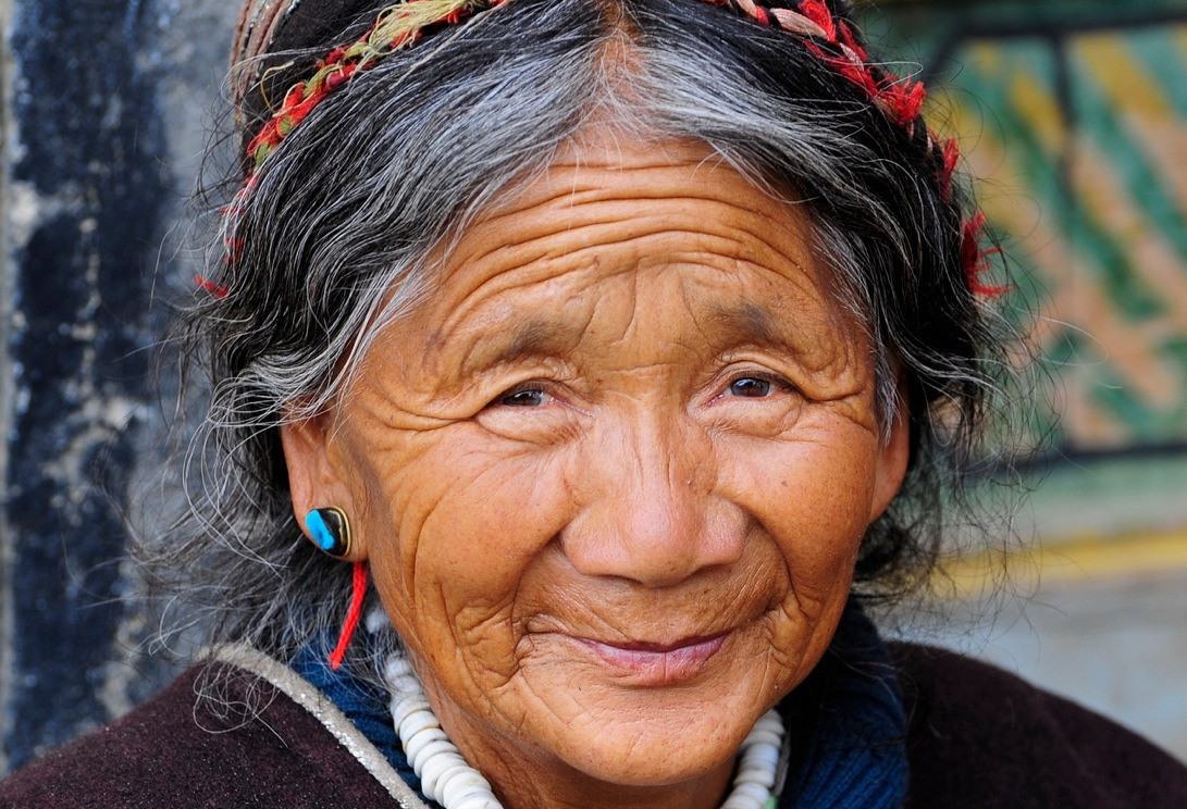 Oude dame in Tibet