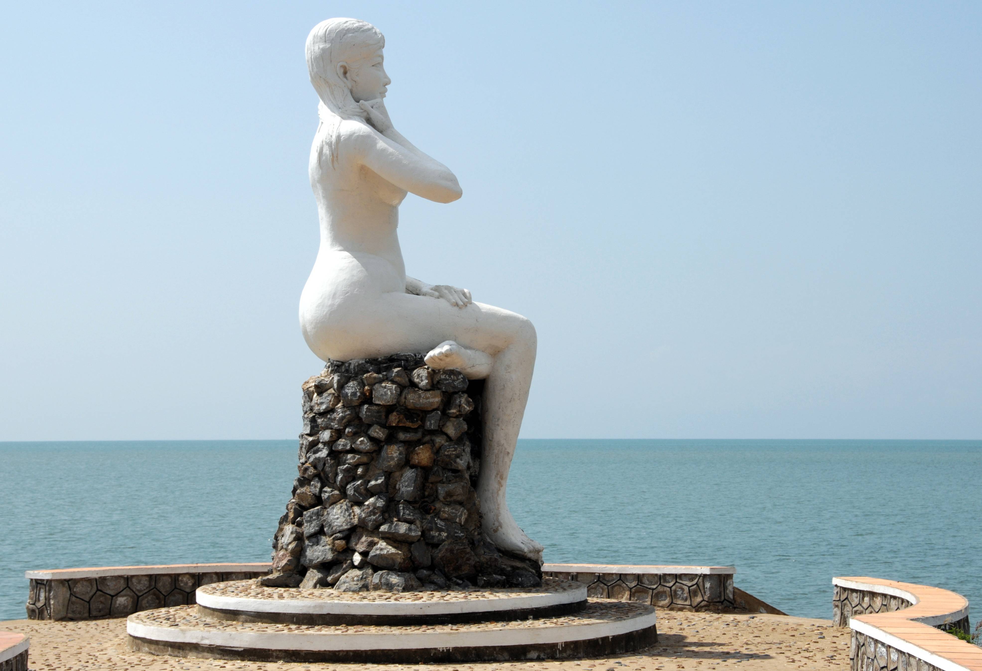 Beeld aan zee in Kep in Cambodja