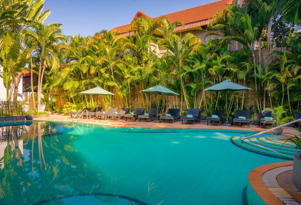 Relaxen aan het zwembad van je hotel in Siem Reap, Cambodja