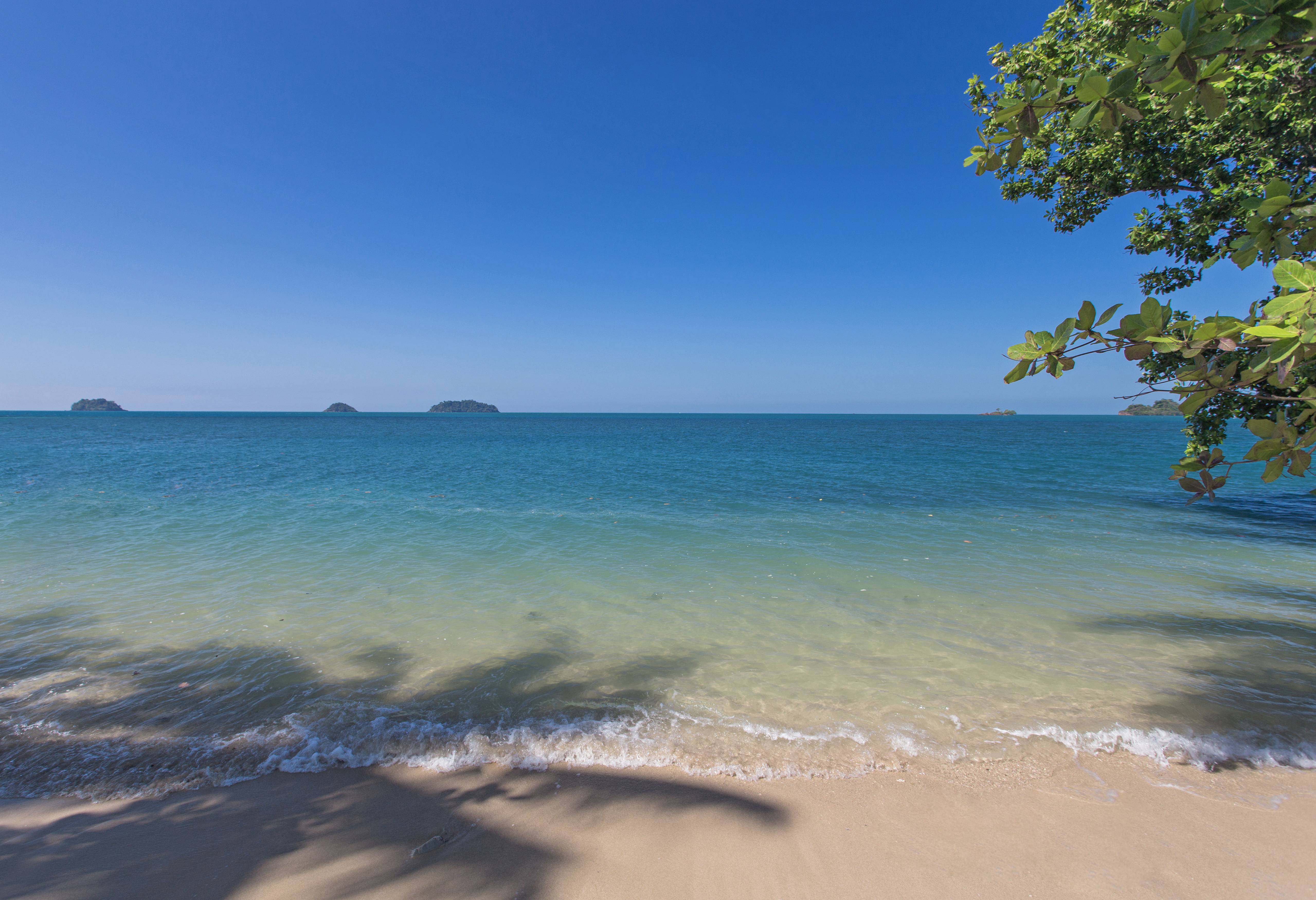 Strand bij het AWA Resort op Koh Chang, Thailand