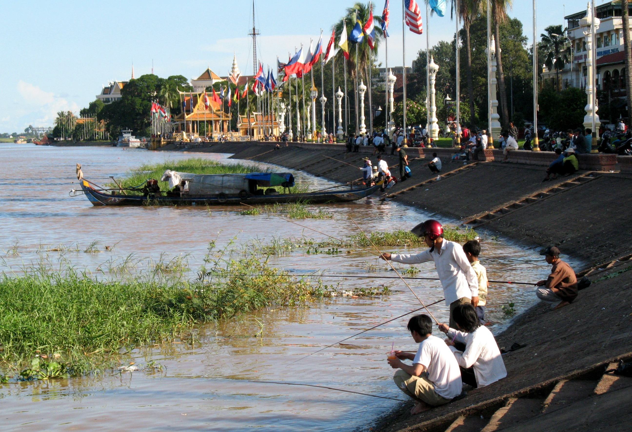 Wandelen langs de Mekong rivier in Phnom Penh, Cambodja