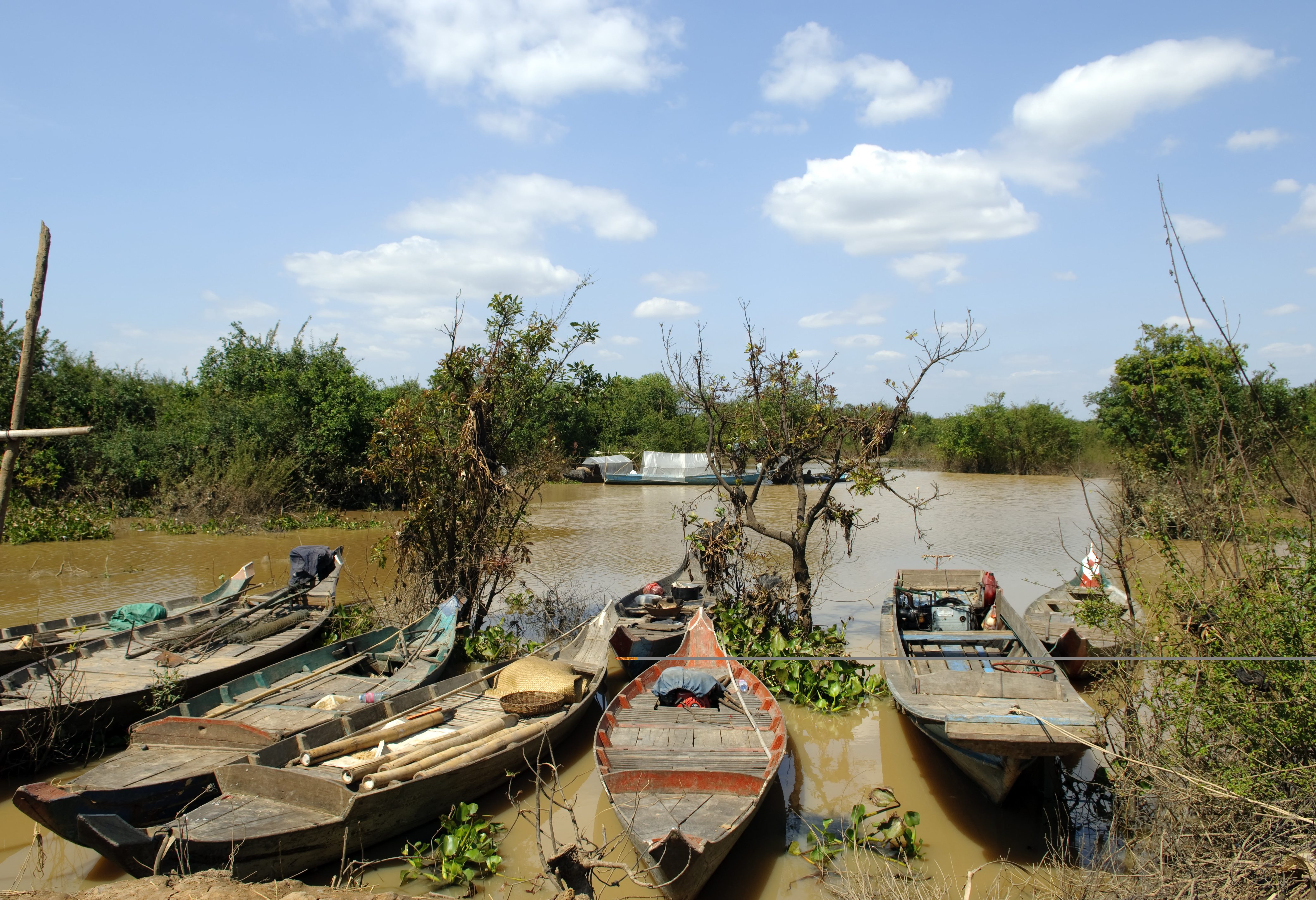 Varen over riviertjes in het Tonle Sap meer naar Battambang