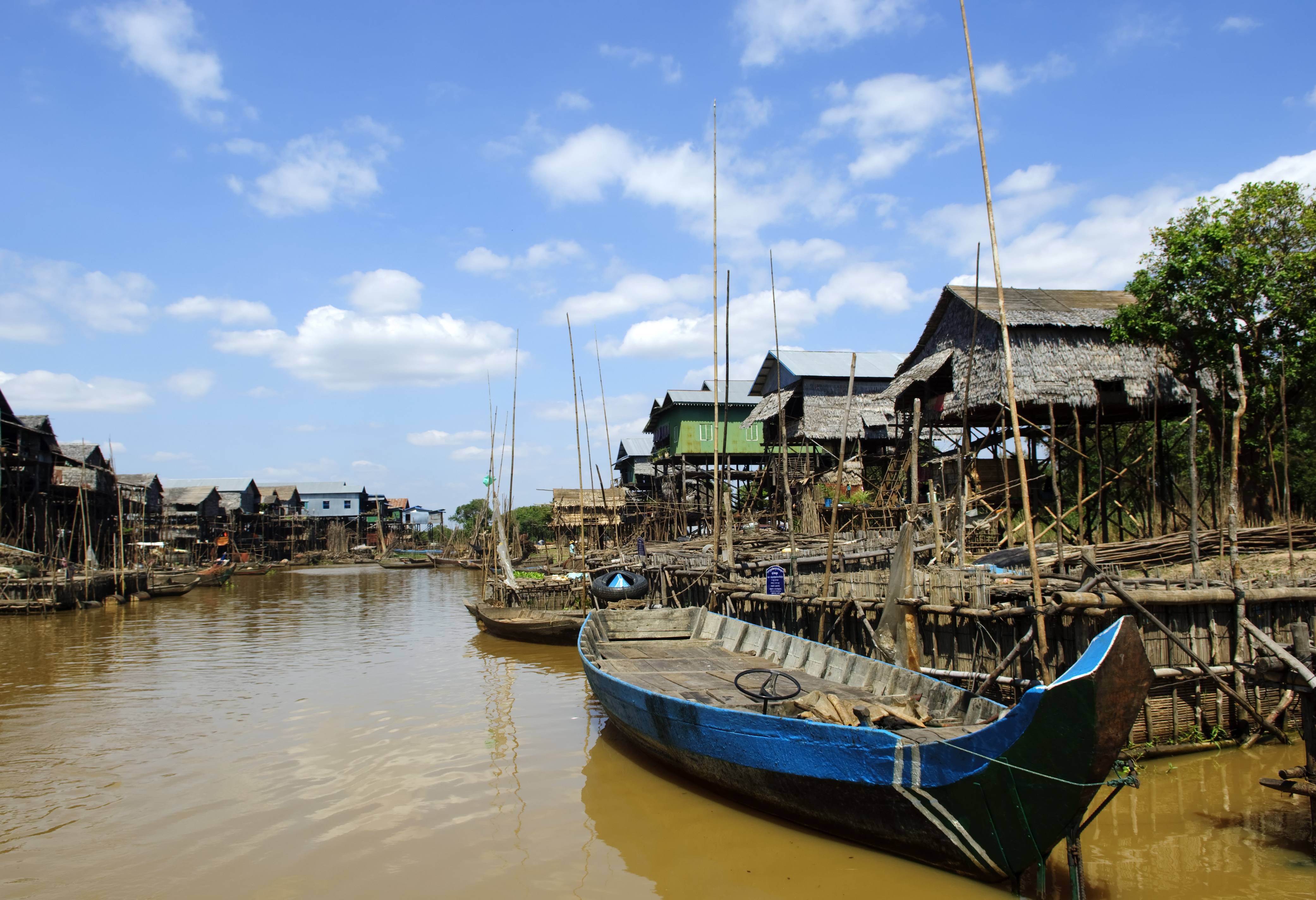 Dorpje op het Tonle Sap meer in Cambodja