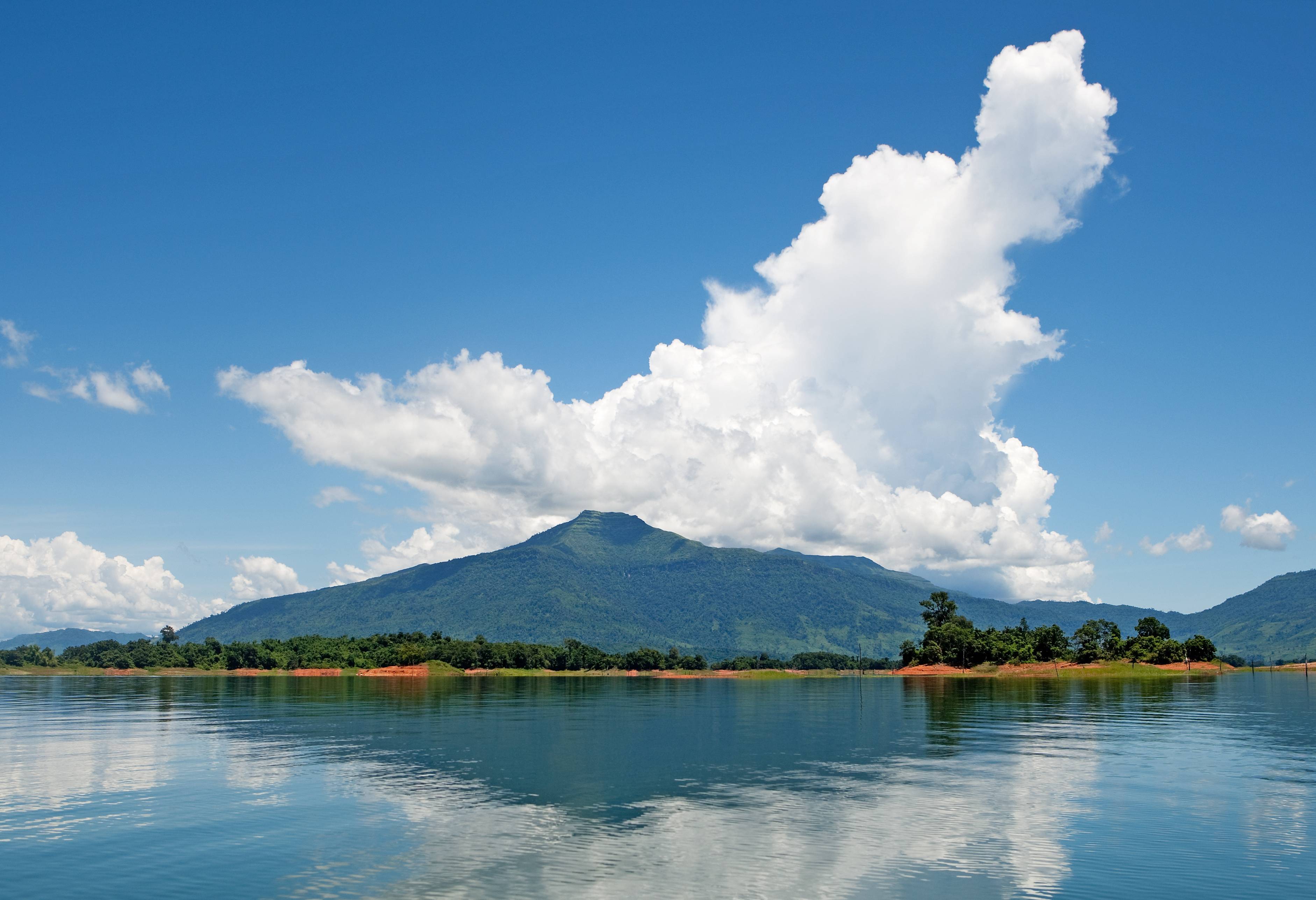 Het Nam Ngum meer in de regio Vientiane in Laos