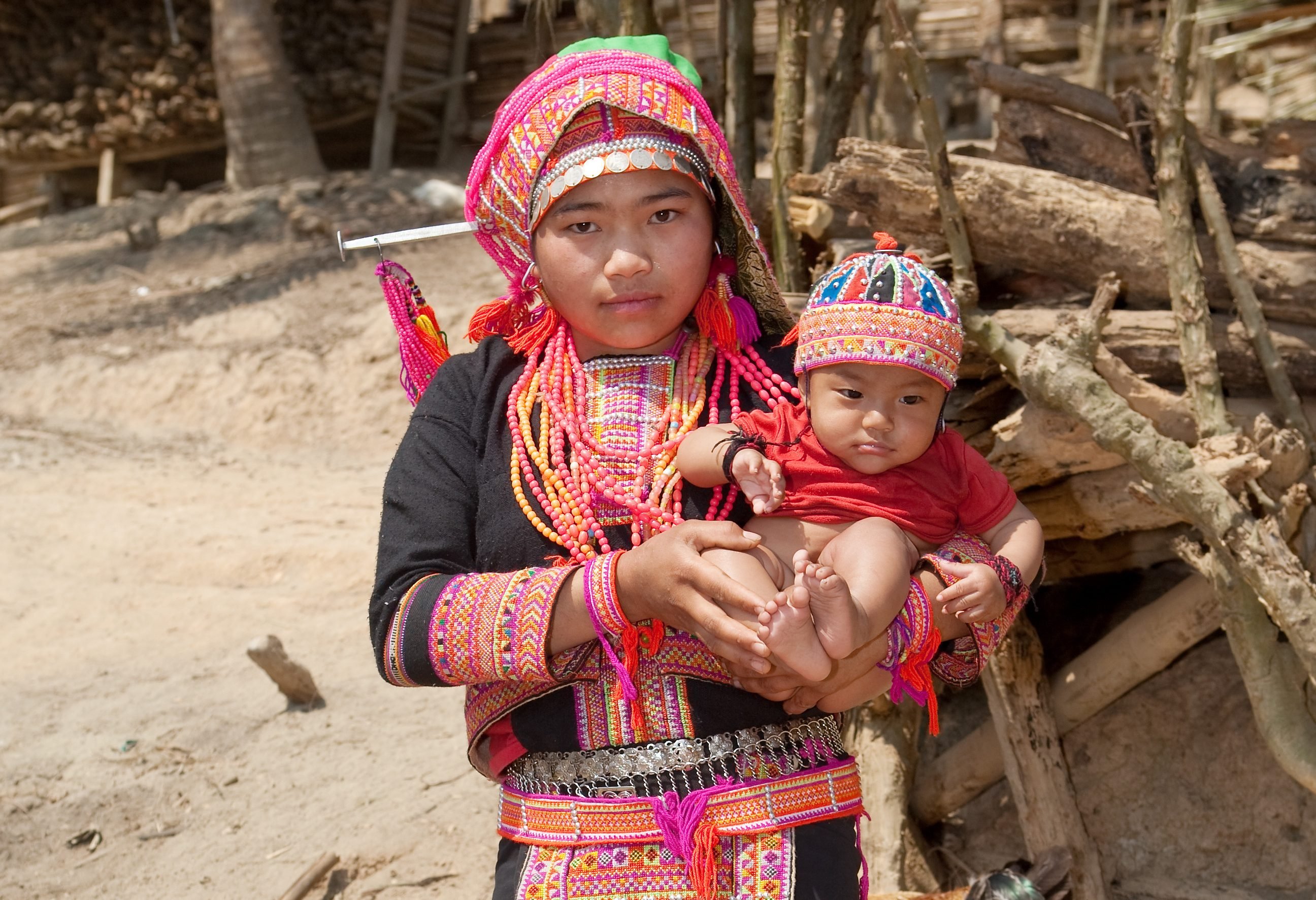 Vrouw met baby van het Akha volk in Laos