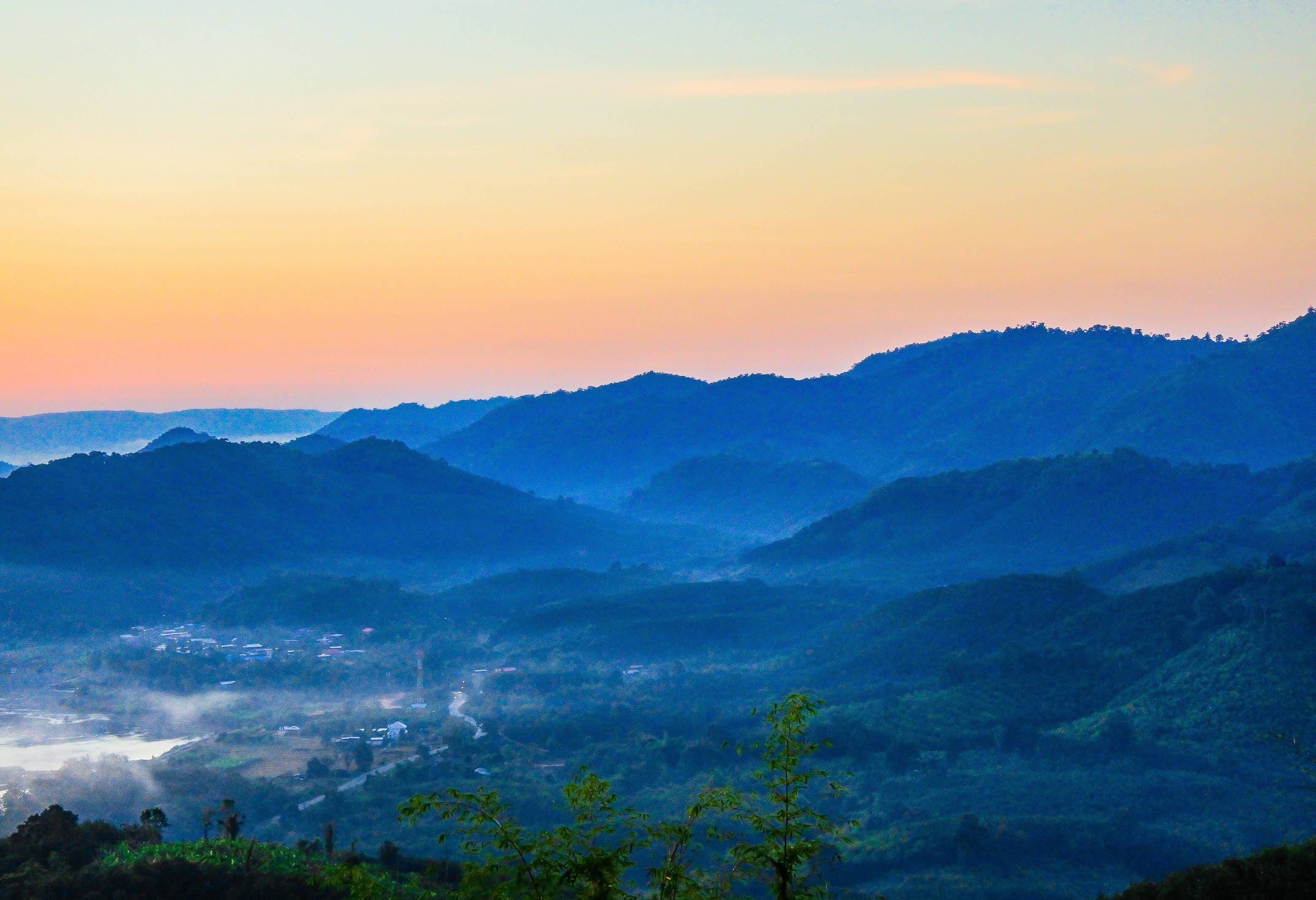 Rijden door het berglandschap van Laos