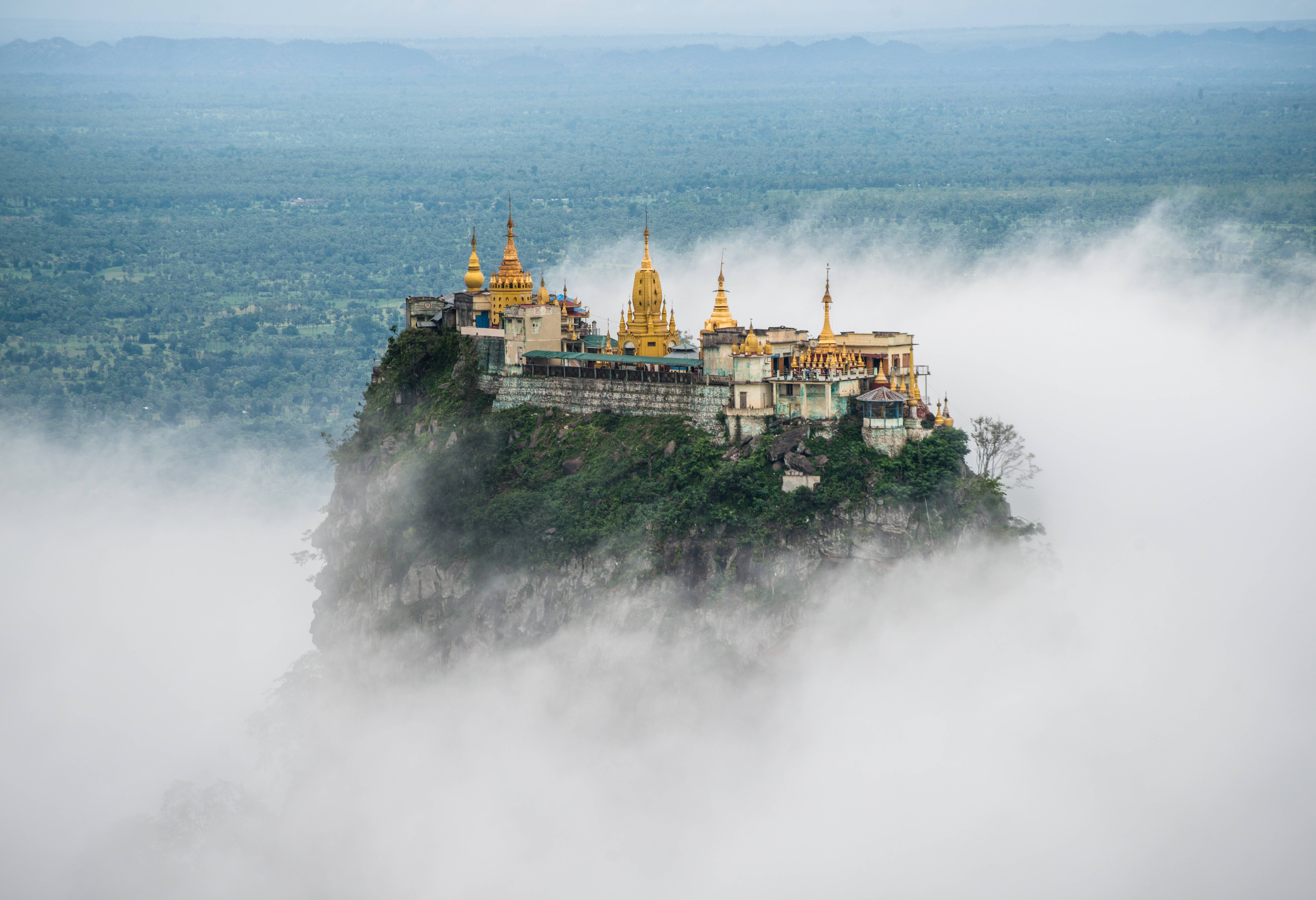 Mount Popa vlakbij Bagan Myanmar