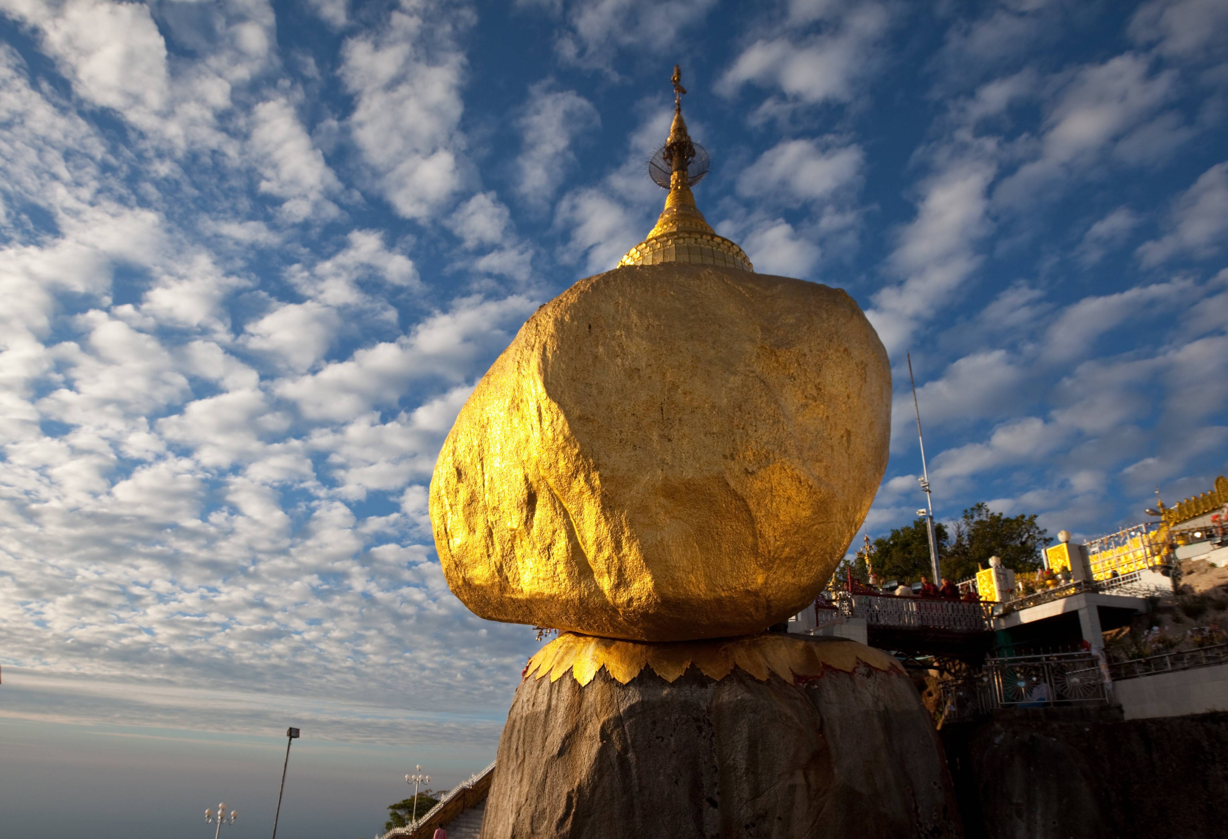 Золотой камень. Золотой камень Мьянма. Золотой камень Будды в Мьянме. Золотая скала, Мьянма. Золотой валун в Мьянме.