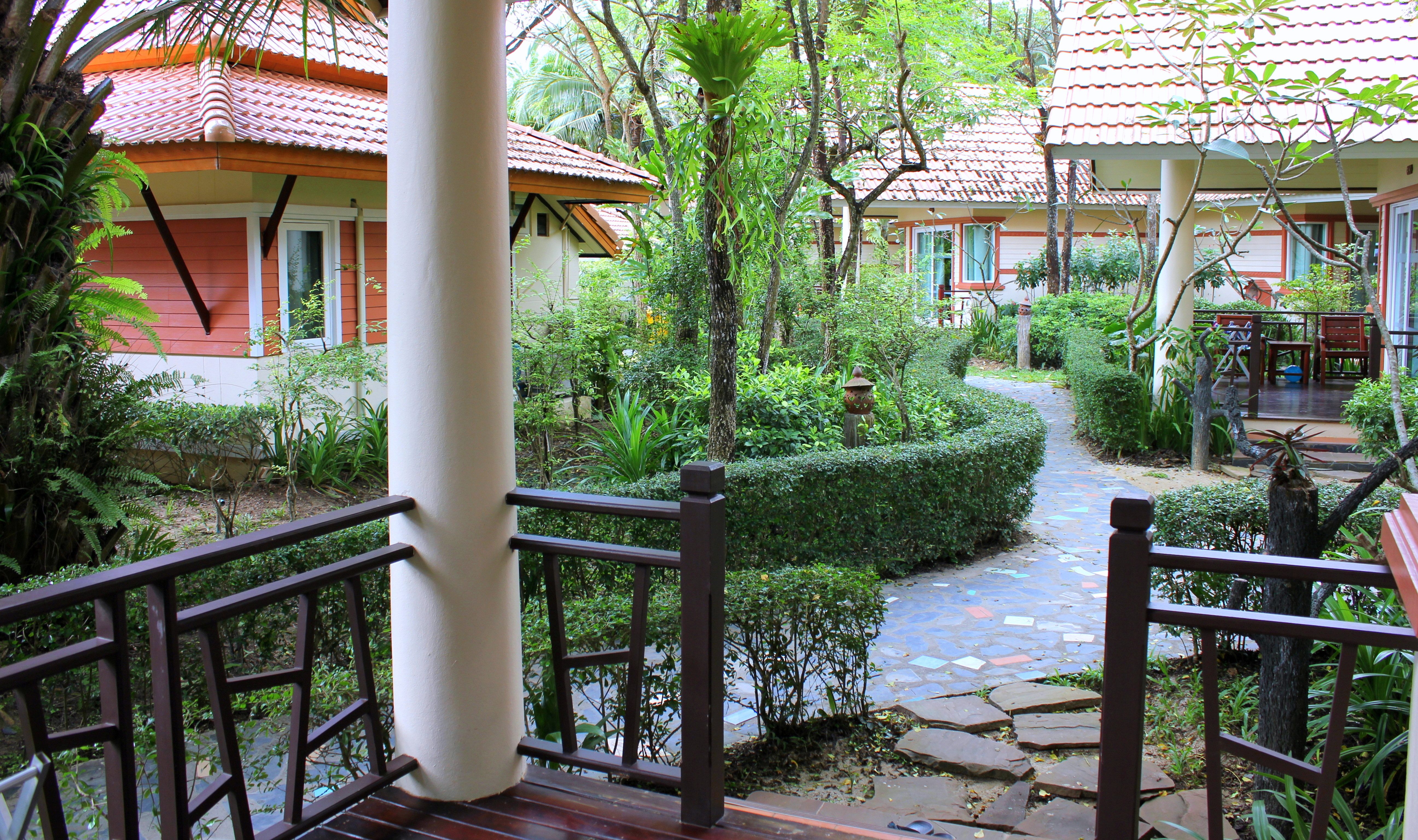 Terras en uitzicht van de Superior Garden Bungalow Superior Garden Bungalow in het Koh Chang Paradise Resort in Thailand