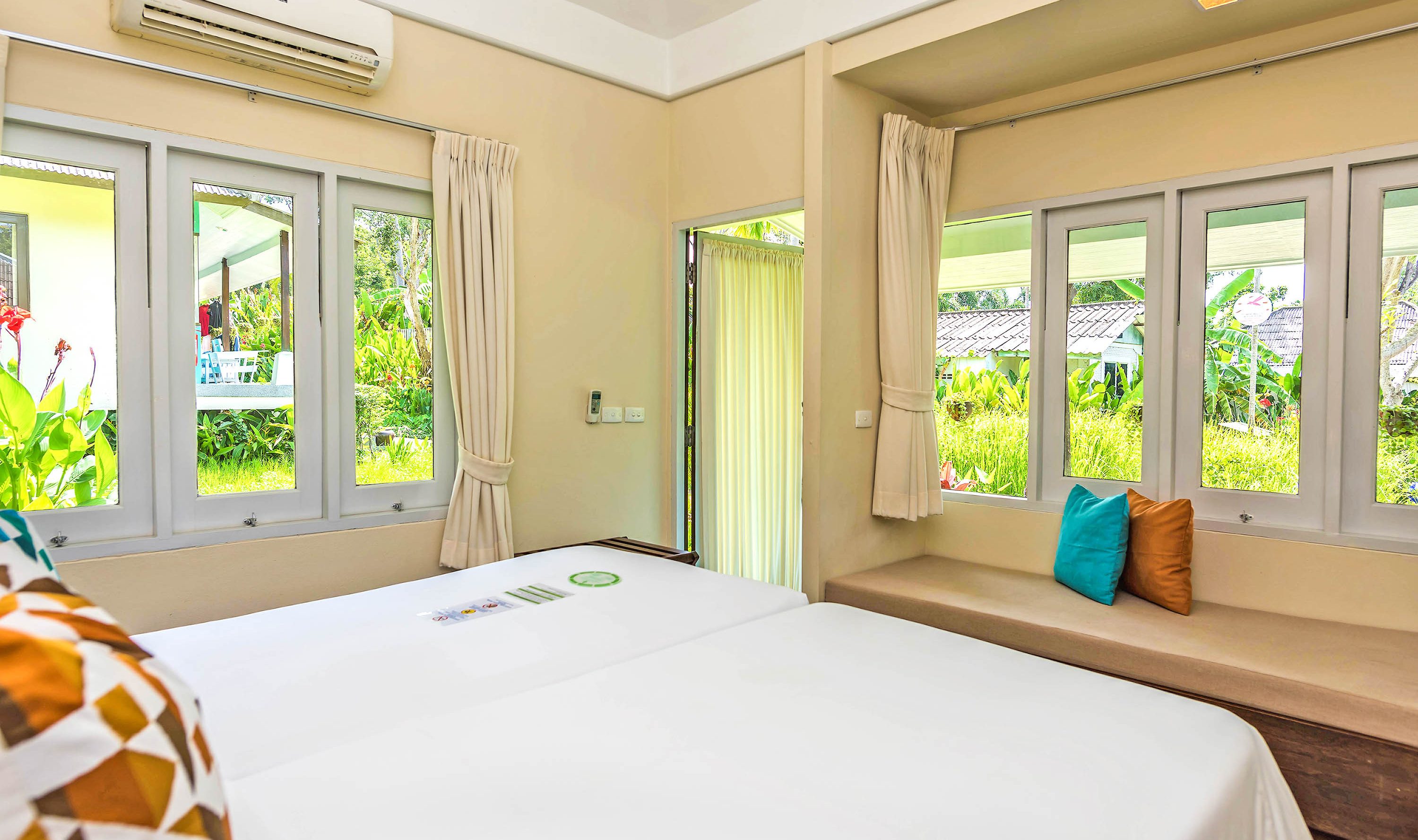 Deluxe kamer in het Sai Kaew Beach Resort op Koh Samet in Thailand