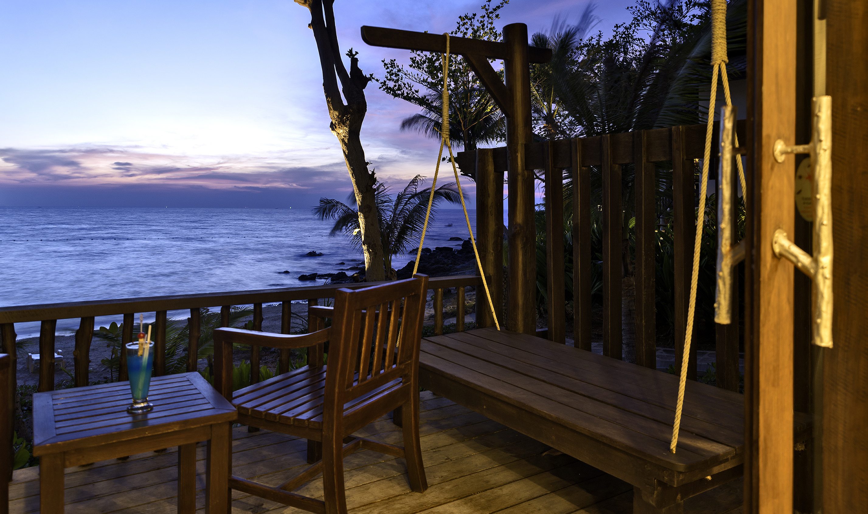 Terras van de Beachfront Cottage in het Ao Prao Resort op Koh Samet in Thailand