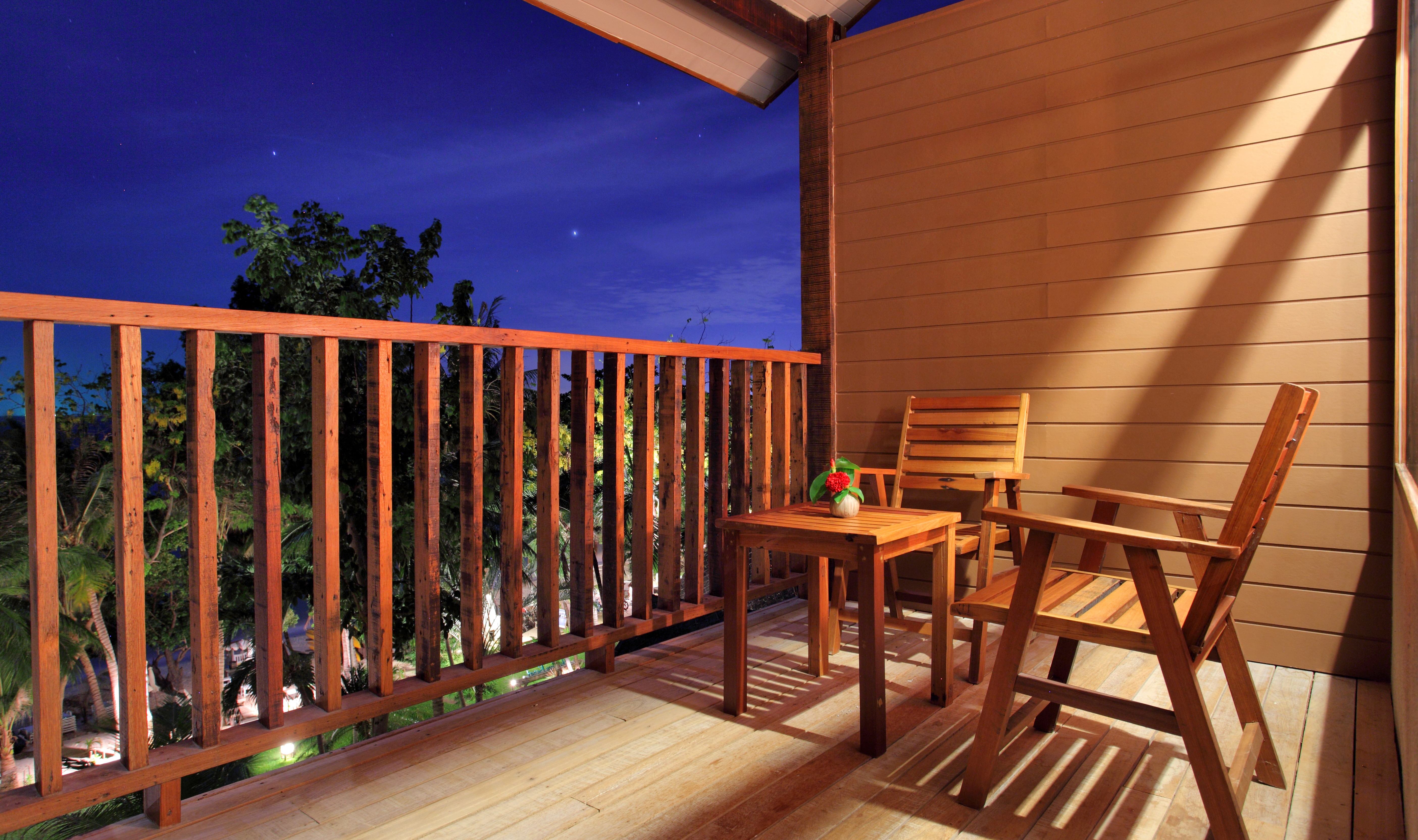 Balkon van de Deluxe Hillside kamer in het Ao Prao Resort op Koh Samet in Thailand