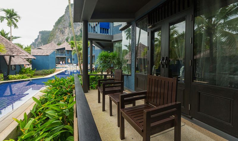 Terras van de Superior Cottage in het Peace Laguna in Krabi in Thailand