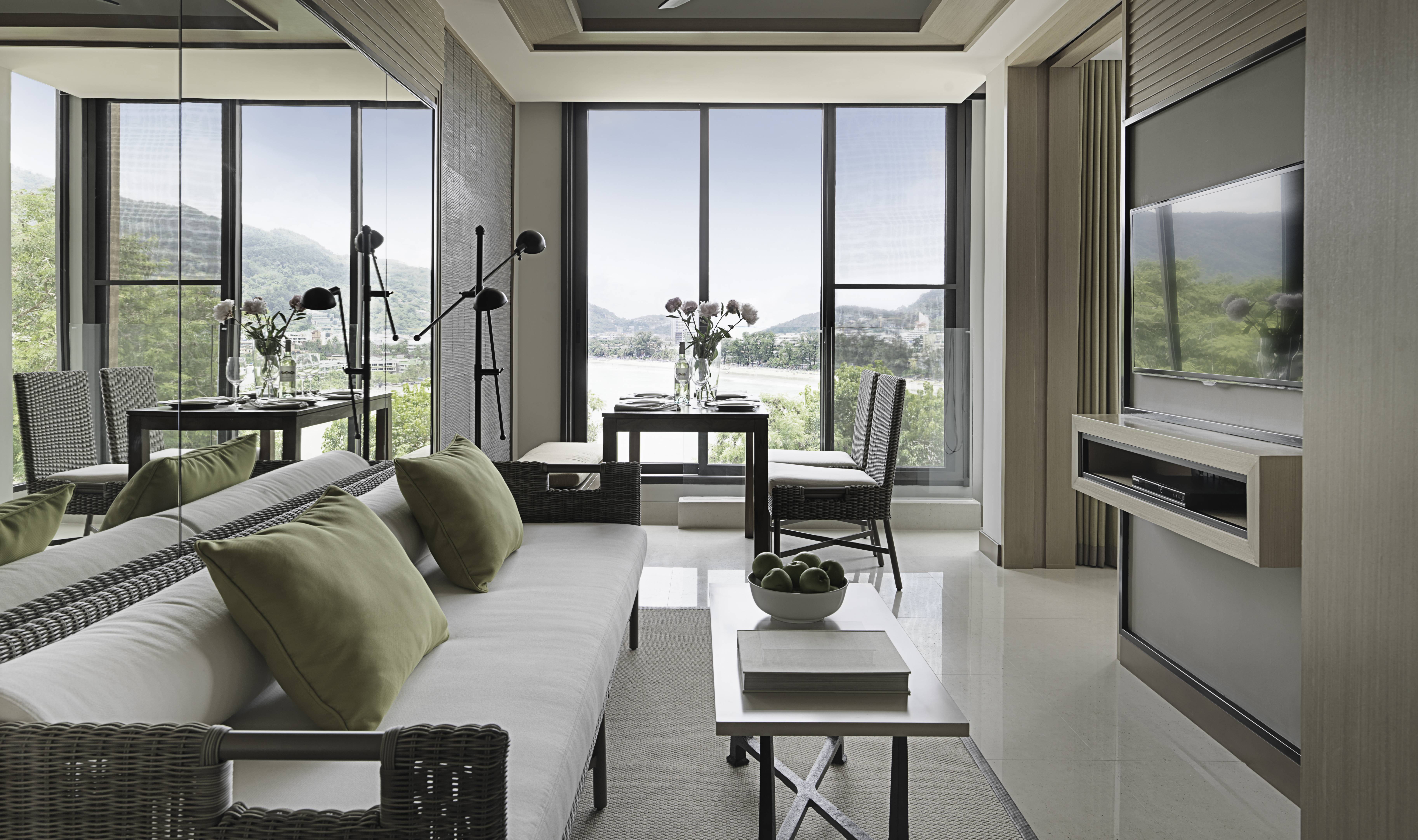 One Bedroom Suite Oceanfacing woonkamer in het Amari Phuket in Thailand