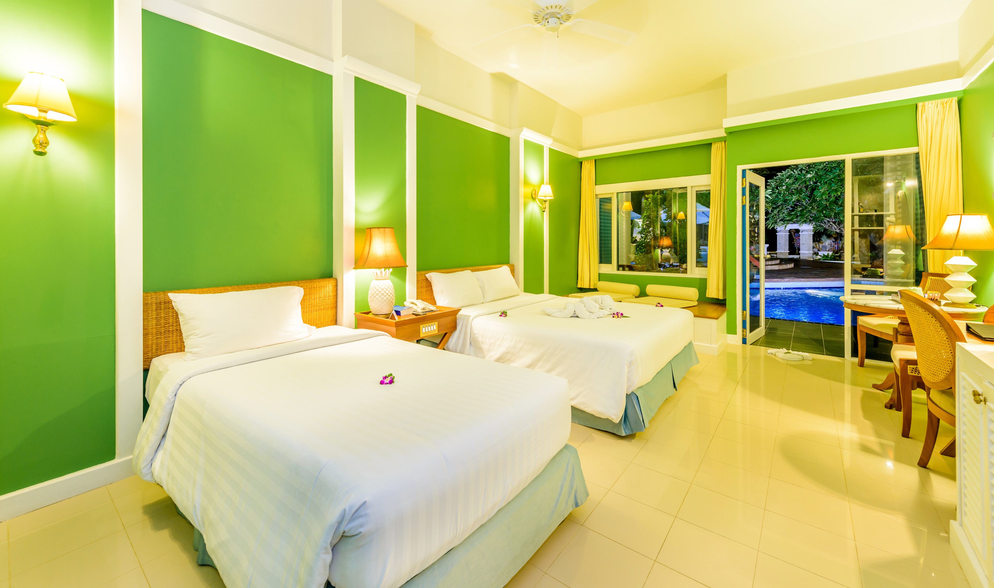 Superior Pool Access kamer in het Andaman Seaview Hotel in Phuket in Thailand