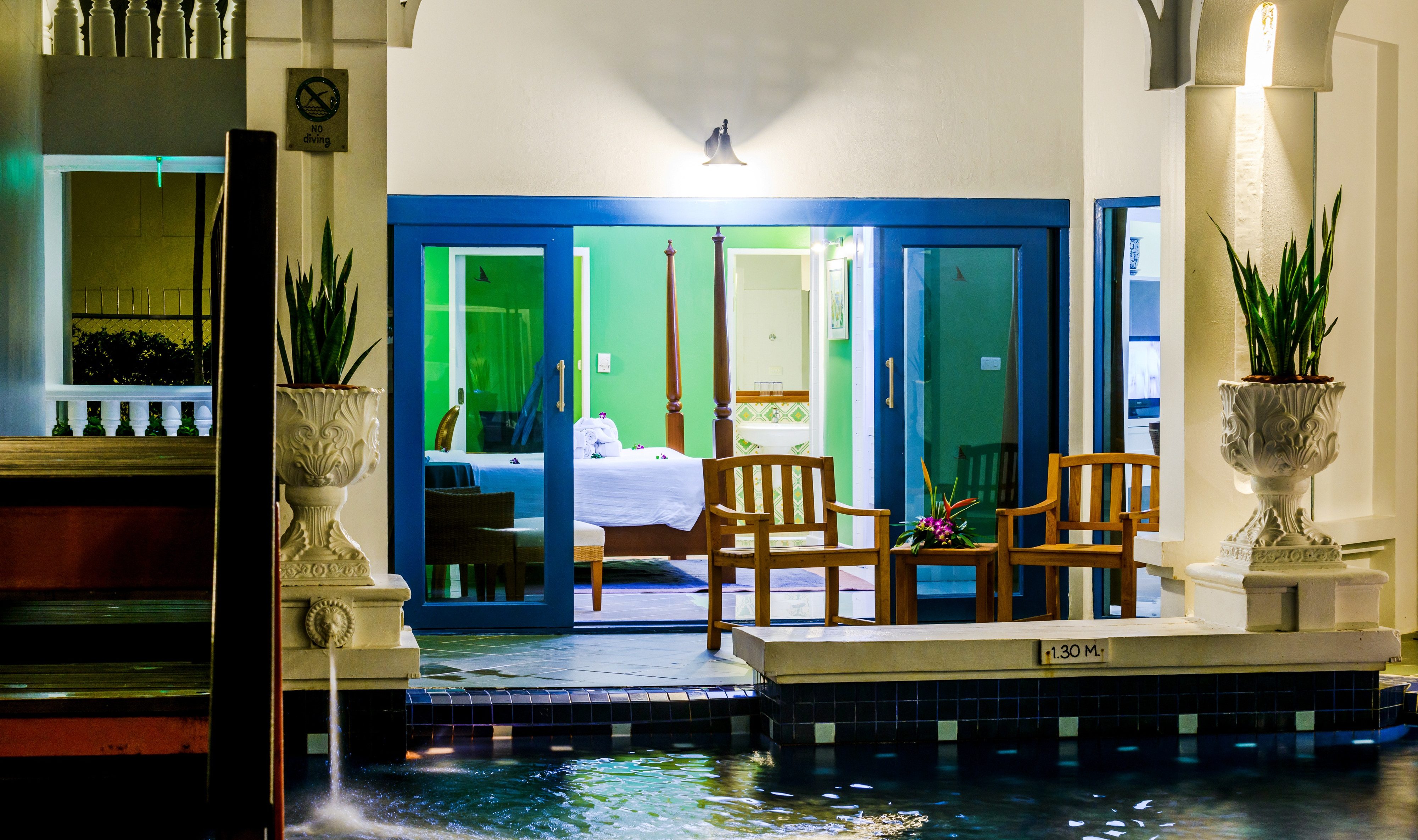 Terras van de Deluxe Pool Access kamer in het Andaman Seaview Hotel in Phuket in Thailand