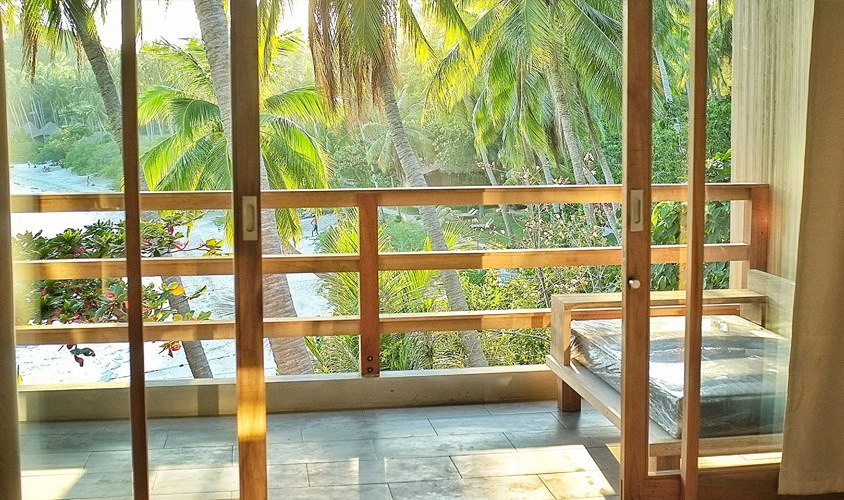 Balkon van de Beach Balcony kamer in The Beach Club op Koh Tao in Thailand