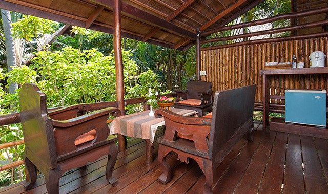 Balkon van de Family House Gardenview in het Sensi Paradise Resort op Koh Tao in Thailand