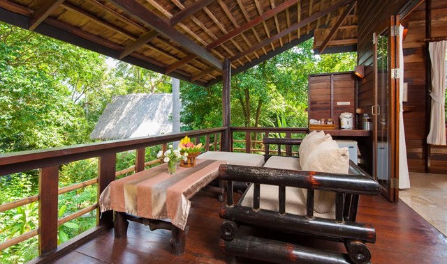 Balkon van de Superior House Gardenview in het Sensi Paradise Resort op Koh Tao in Thailand