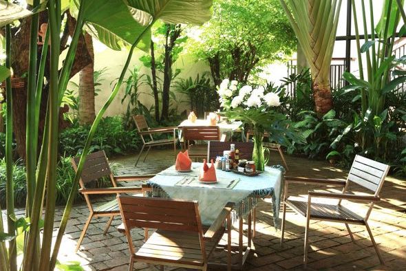 Terras in het Iudia on the River in Ayutthaya in Thailand